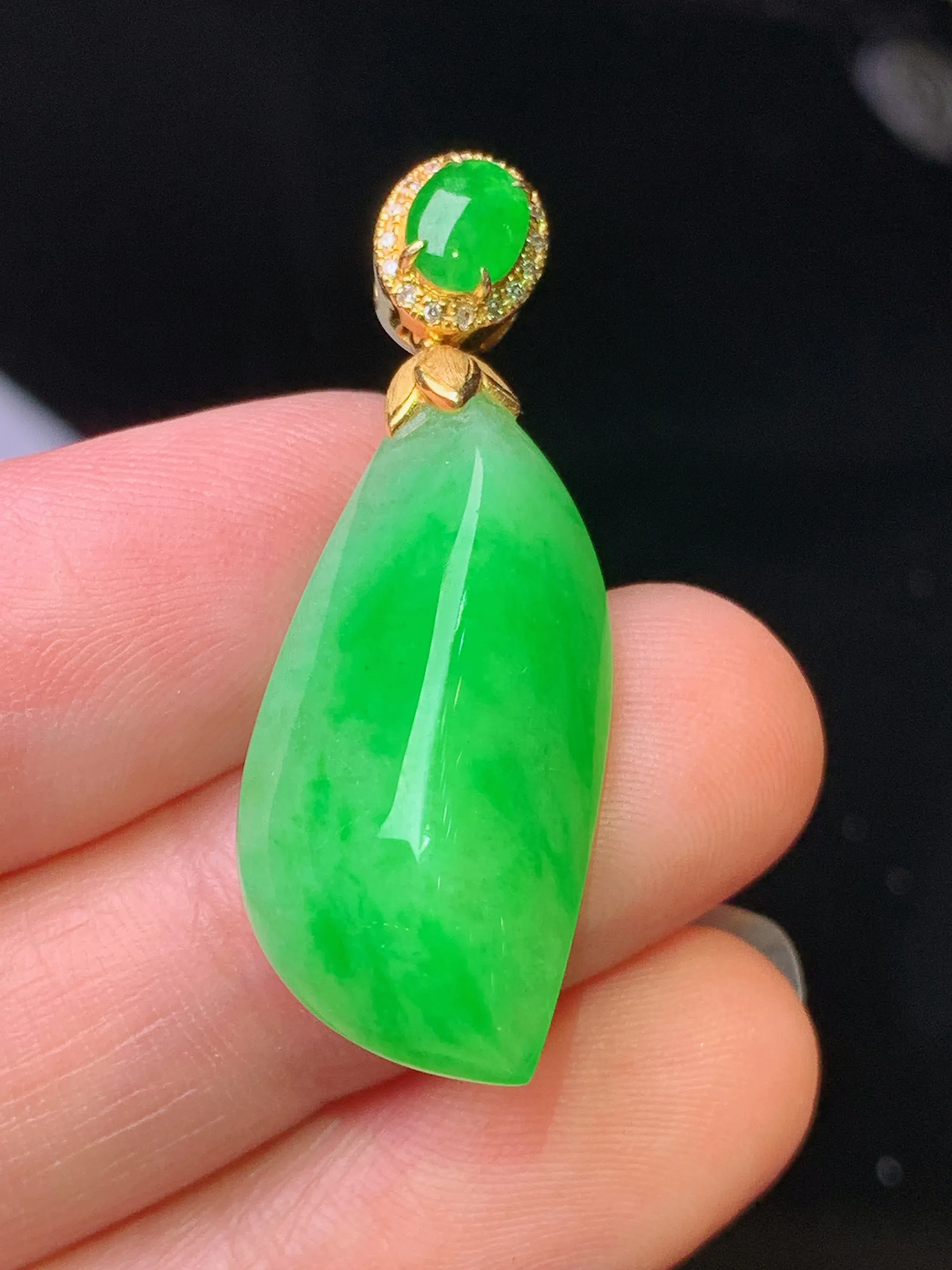 18k金钻镶嵌翠绿随形吊坠 玉质细腻 水润亮眼 色泽艳丽 整体尺寸35.2*13*8.8