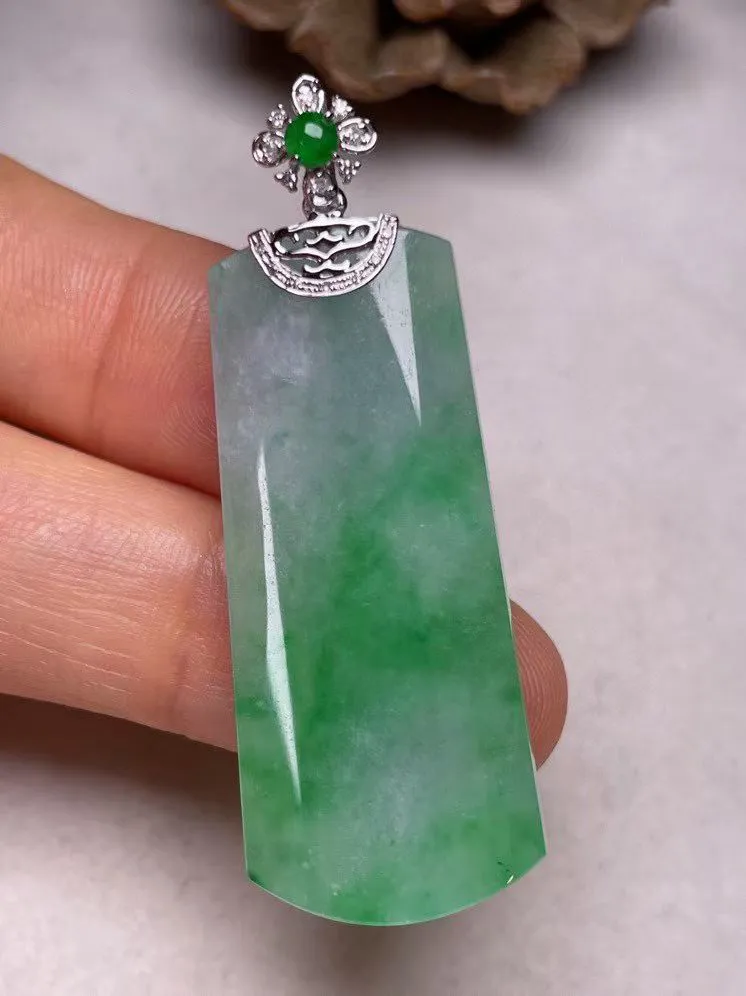 冰糯种飘绿平安无事牌吊坠、真金真钻镶嵌，种水好，玉质细腻 .裸石尺寸 38.8*16.8