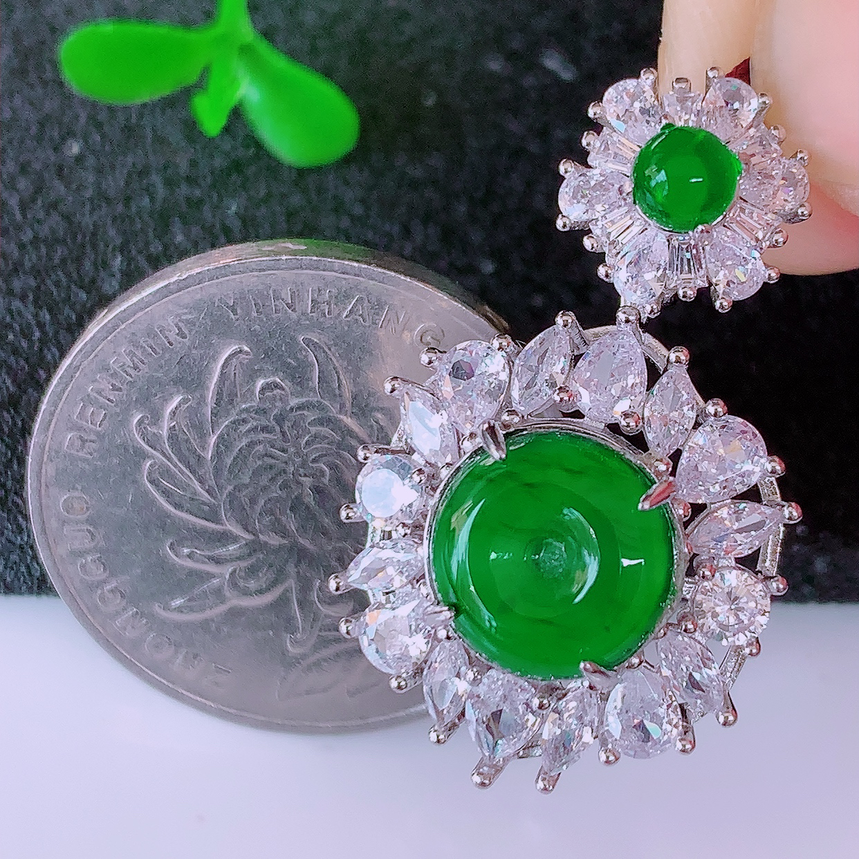 冰透满绿翡翠925银镶嵌平安扣吊坠，自然光实拍，翠色灵动，颜色漂亮，种老水足，品相佳，佩戴佳品！#98.13整体29.5*17.5*8.5裸石9.5-9.5