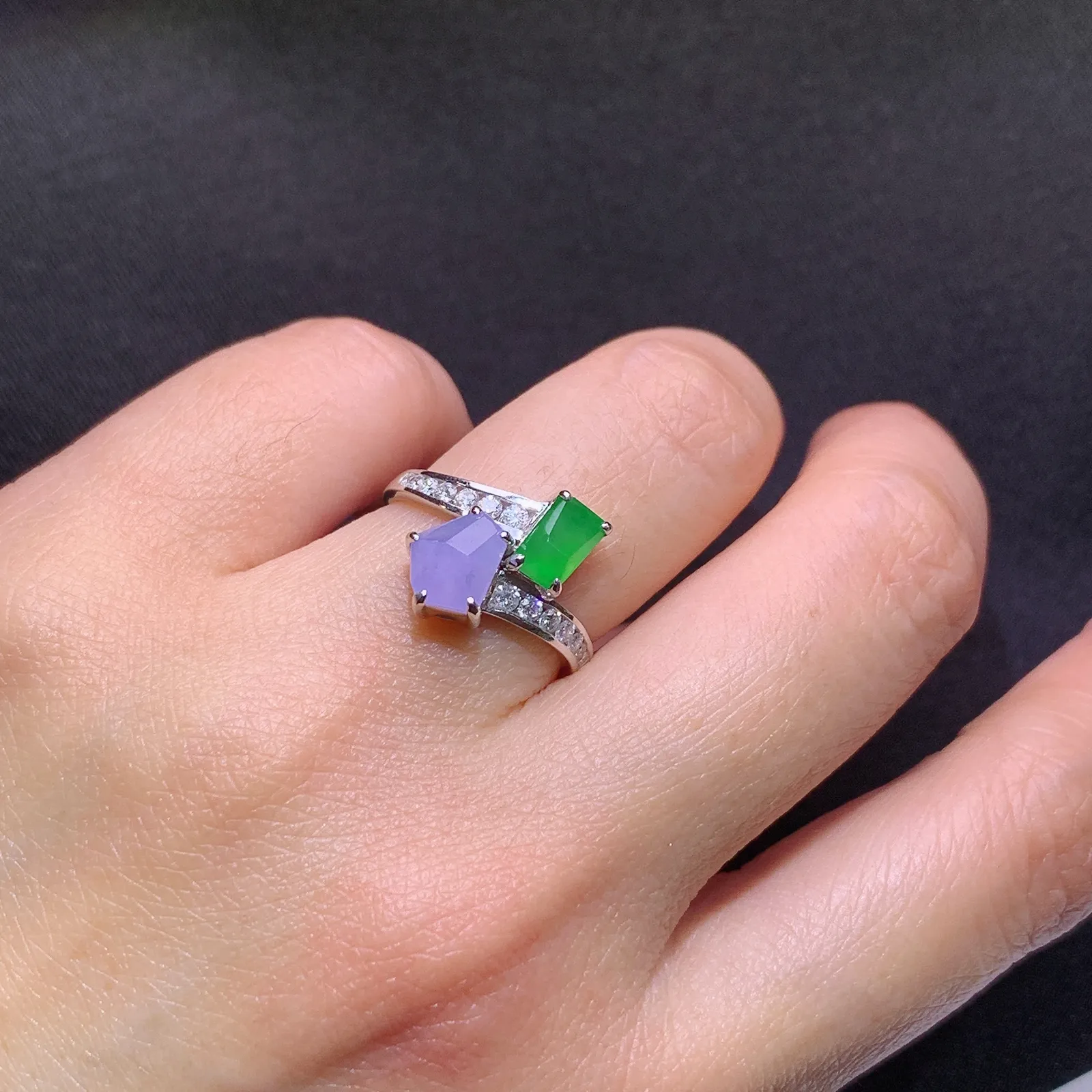 冰紫阳绿随形戒指，18k金镶嵌，款式新颖，冰润鲜艳，种水足 圈口14 裸石6.6*5.2*3.3