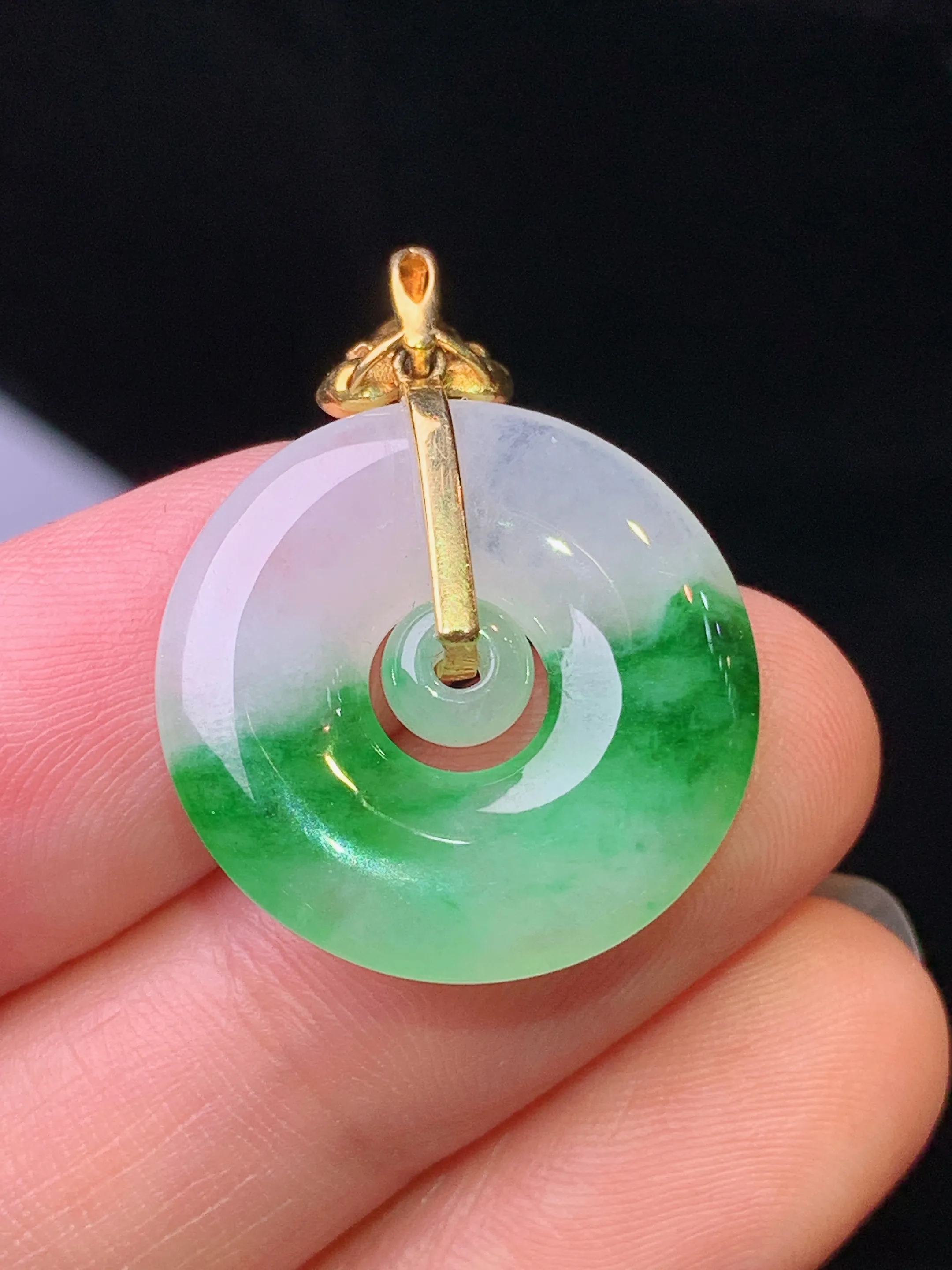 18k金钻镶嵌飘绿子母扣吊坠 玉质细腻 水润亮眼 色泽艳丽 整体尺寸27.3*20.8*3.5