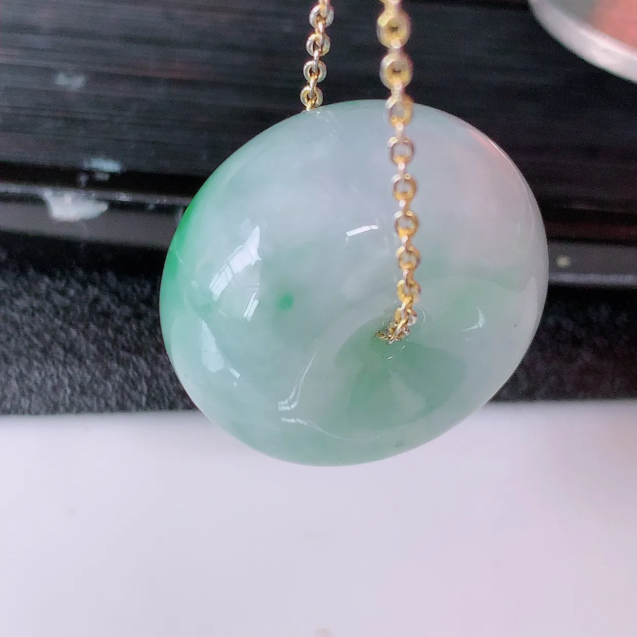 自然光实拍，冰润飘绿翡翠路路通吊坠， 寓意时来运转、财源滚滚，款式新颖时尚，日常百搭的款！配图银链#05.13