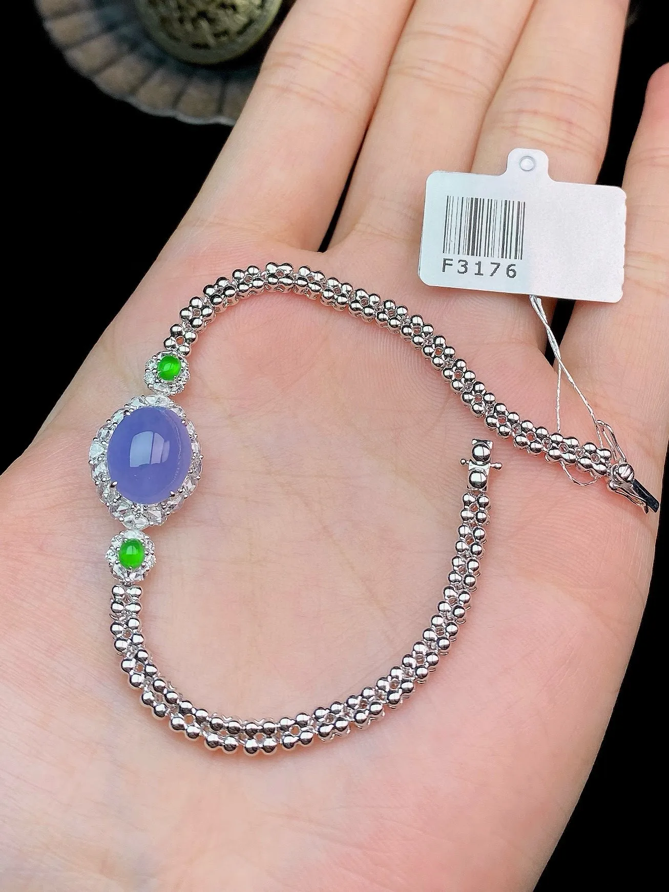 【冰种紫罗兰蛋面镶嵌手链】质地细腻，饱满圆润，光泽闪耀，流行款，18K金钻搭配，裸石尺寸11*9.1*3.7毫米，总长170