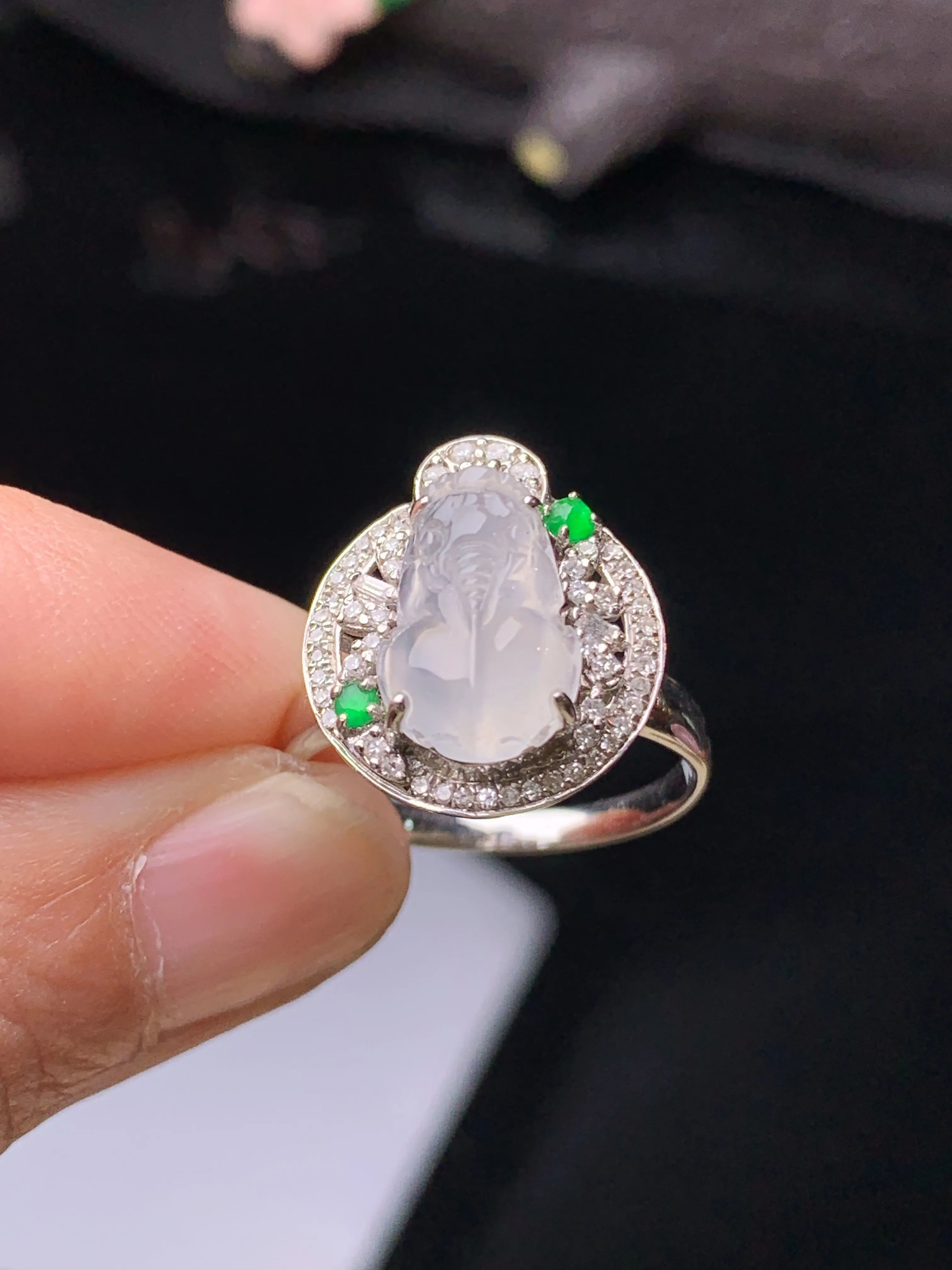 18k金钻镶嵌冰种貔貅戒指 玉质细腻 水润亮眼 色泽艳丽 圈口14  整体尺寸16.5*14.2*8