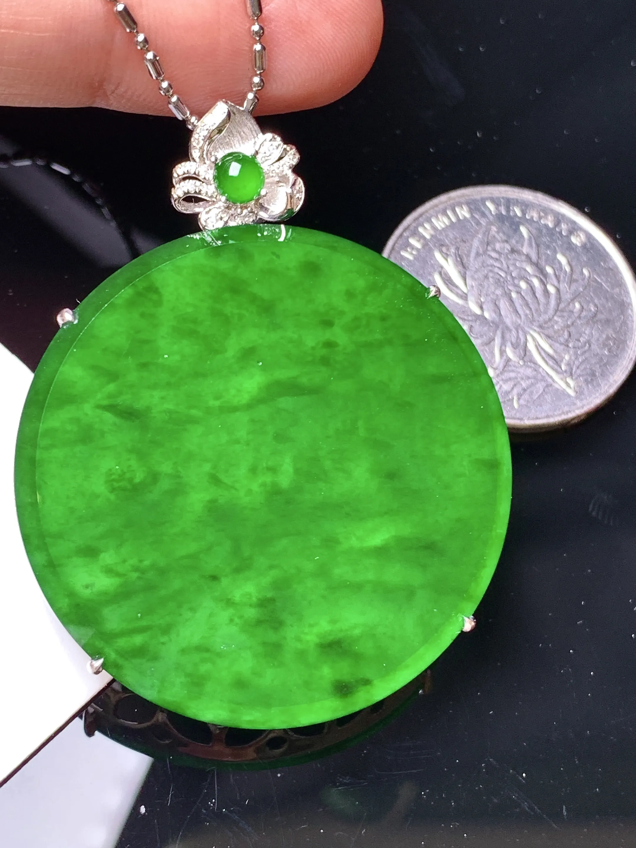 18k金钻镶嵌满绿圆牌吊坠 玉质细腻 水润亮眼 色泽艳丽 整体尺寸48*38.5*8.8