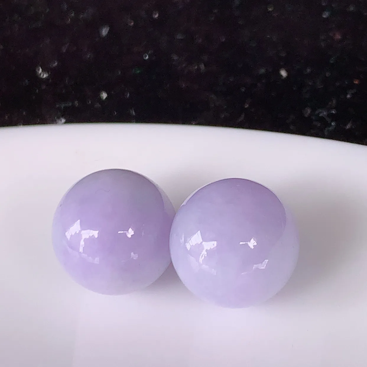 自然光实拍，紫罗兰翡翠一对圆珠，转运珠吊坠，寓意“时来运转，财源滚滚” 寓意佳，荧光灼灼，转运珠佩戴