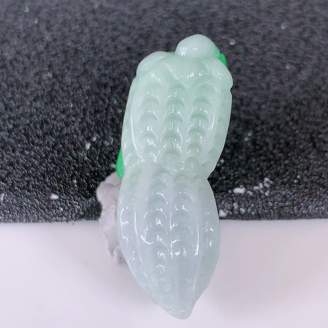 自然光实拍，飘绿生意兴隆花生翡翠吊坠，生意兴隆 ，招财纳福 ，财源滚滚来 ，种水足，雕工精湛，配戴时尚！#85.13