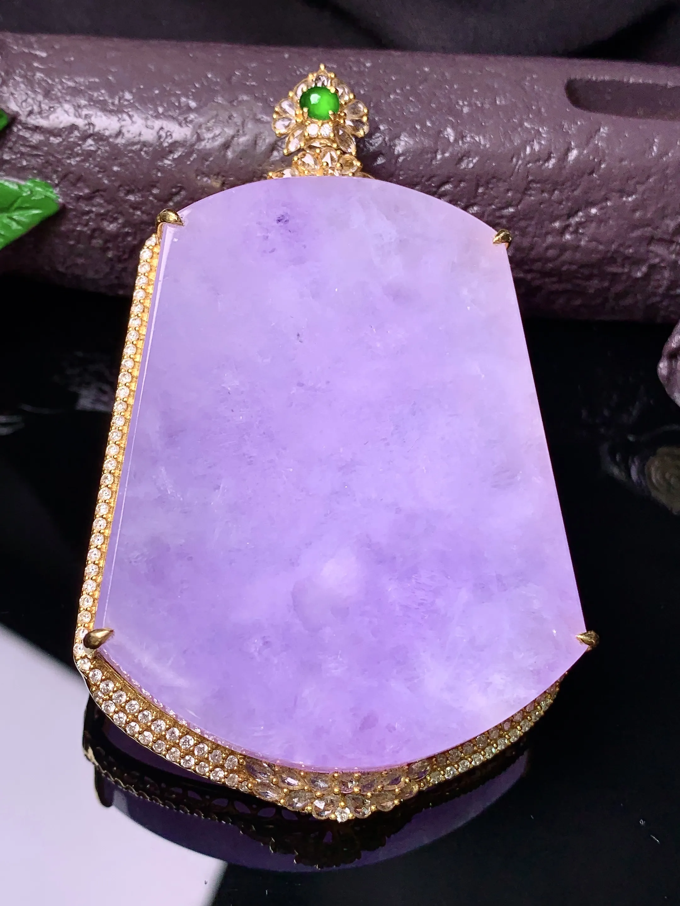 18k金钻镶嵌紫罗兰无事牌吊坠 玉质细腻 水润亮眼 色泽艳丽 整体尺寸69*43.5*11.2