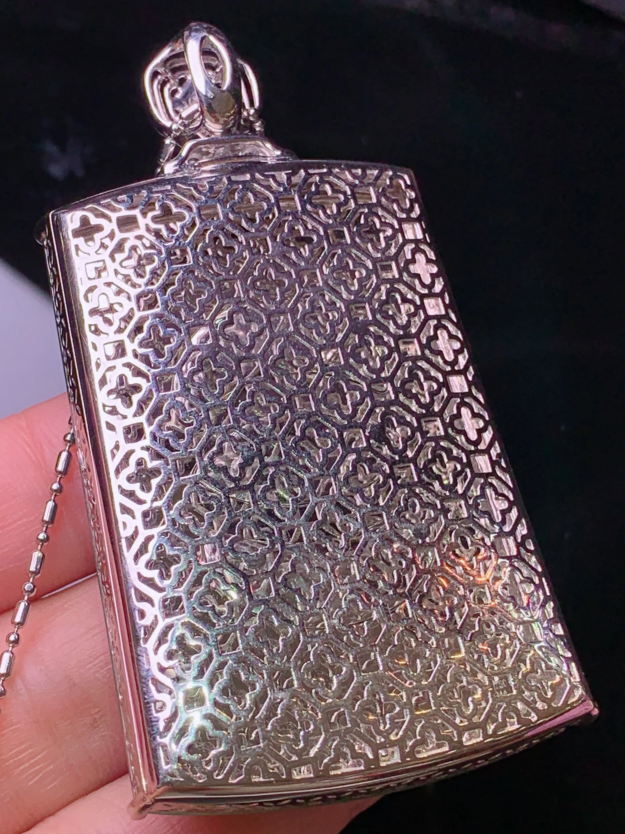 18k金钻镶嵌翠绿无事牌吊坠 玉质细腻 水润亮眼 色泽艳丽 整体尺寸66.5*36.8*8.5