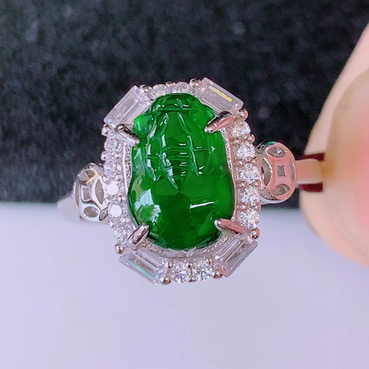 冰透满绿翡翠925银镶嵌貔貅戒指，自然光实拍，翠色灵动，颜色漂亮，种老水足，品相佳，佩戴佳品！#98.13（圈口可调大小）整体24.5*16.5*6裸石9.5*6.5