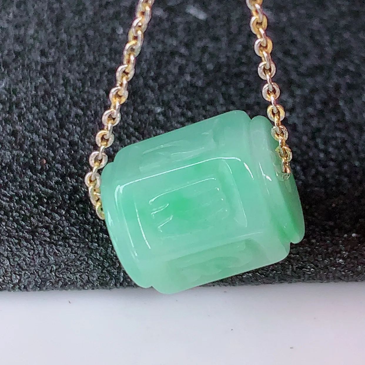 自然光实拍，冰润飘绿翡翠路路通吊坠，寓意好运连连，路路畅通，经典款式，财运滚滚，路路通，佩戴效果更好