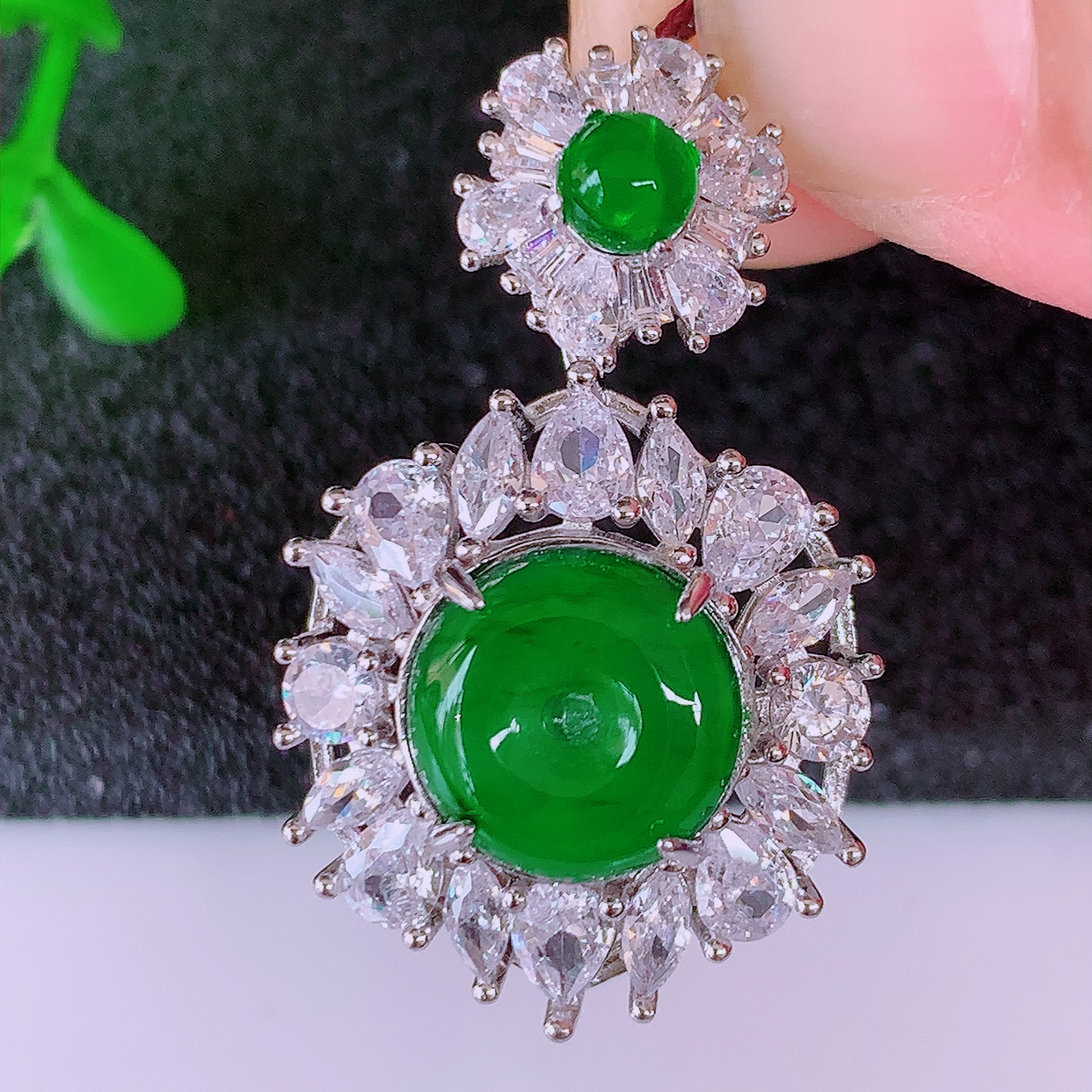 冰透满绿翡翠925银镶嵌平安扣吊坠，自然光实拍，翠色灵动，颜色漂亮，种老水足，品相佳，佩戴佳品！#9