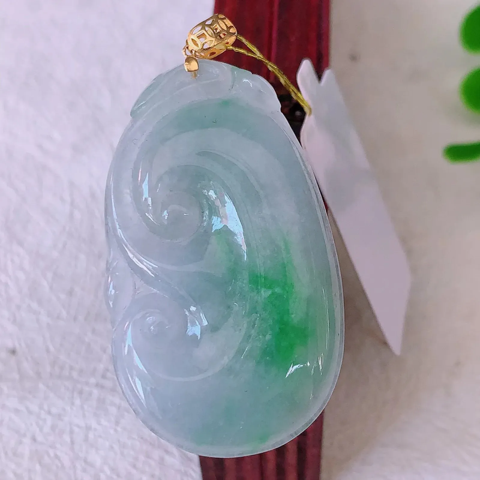 18K金镶嵌冰春带彩翡翠如意吊坠，简单的镶嵌设计、让玉坠百搭又精致，寓意着吉祥，事事如意！#35.13