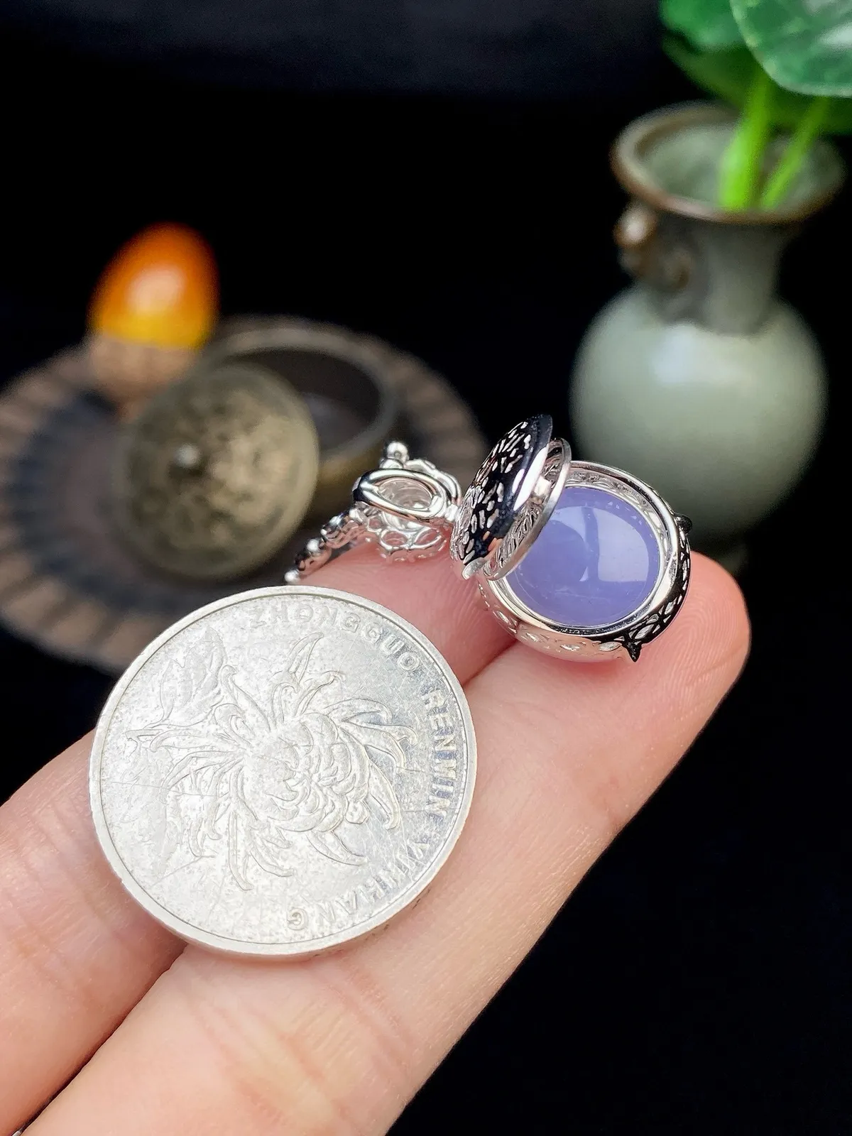 【冰种紫蛋面吊坠】质地细腻，饱满度很好，晶莹剔透，18k金钻镶嵌，裸石尺寸14.7*13.6*4.8毫米