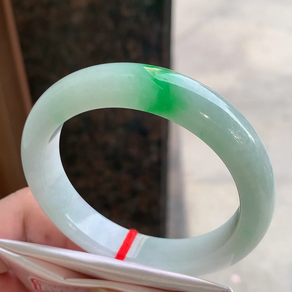 正圈冰糯阳绿 无瑕 尺寸:55.2/12.1/8.5 色好