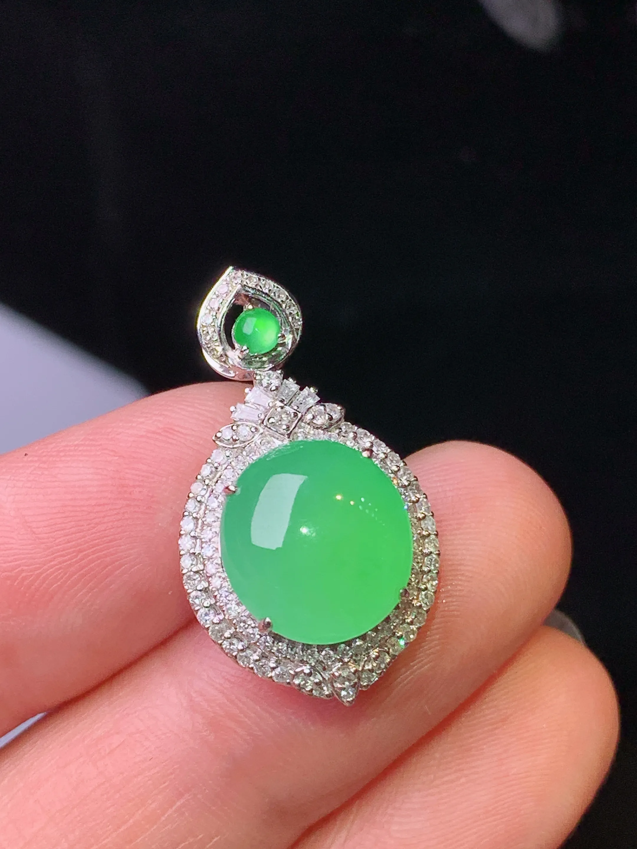 18k金钻镶嵌翠绿蛋面吊坠 玉质细腻 水润亮眼 色泽艳丽 整体尺寸25*14.3*10