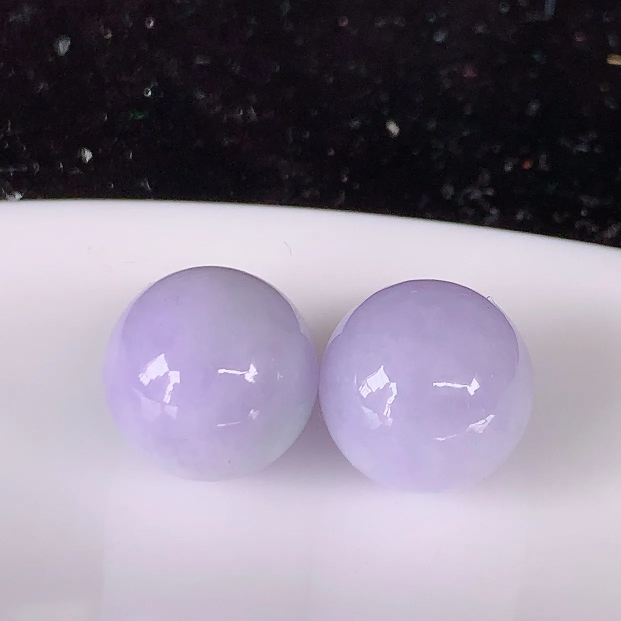 自然光实拍，紫罗兰翡翠一对圆珠，转运珠吊坠，寓意“时来运转，财源滚滚” 寓意佳，荧光灼灼，转运珠佩戴