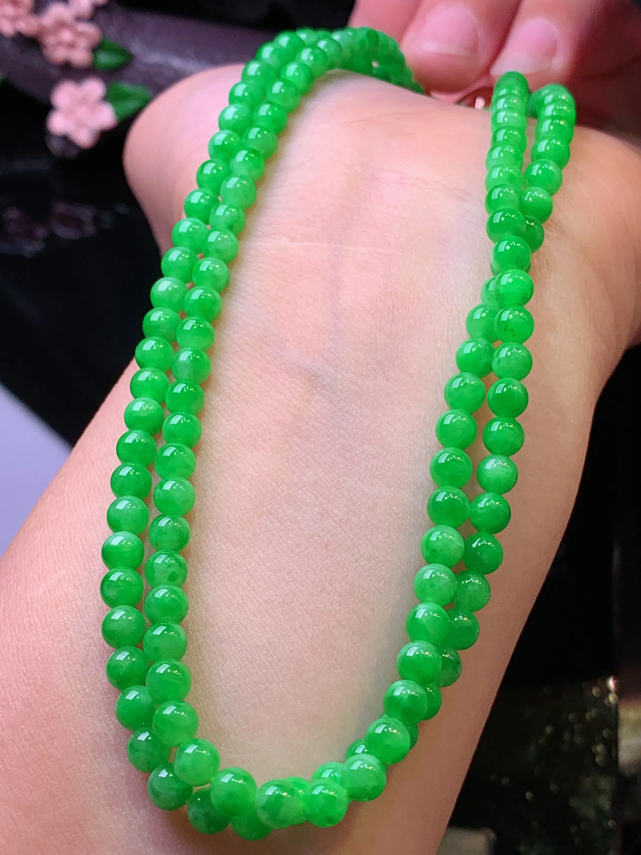 满绿圆珠项链 玉质细腻 水润亮眼 色泽艳丽 整体尺寸4.3