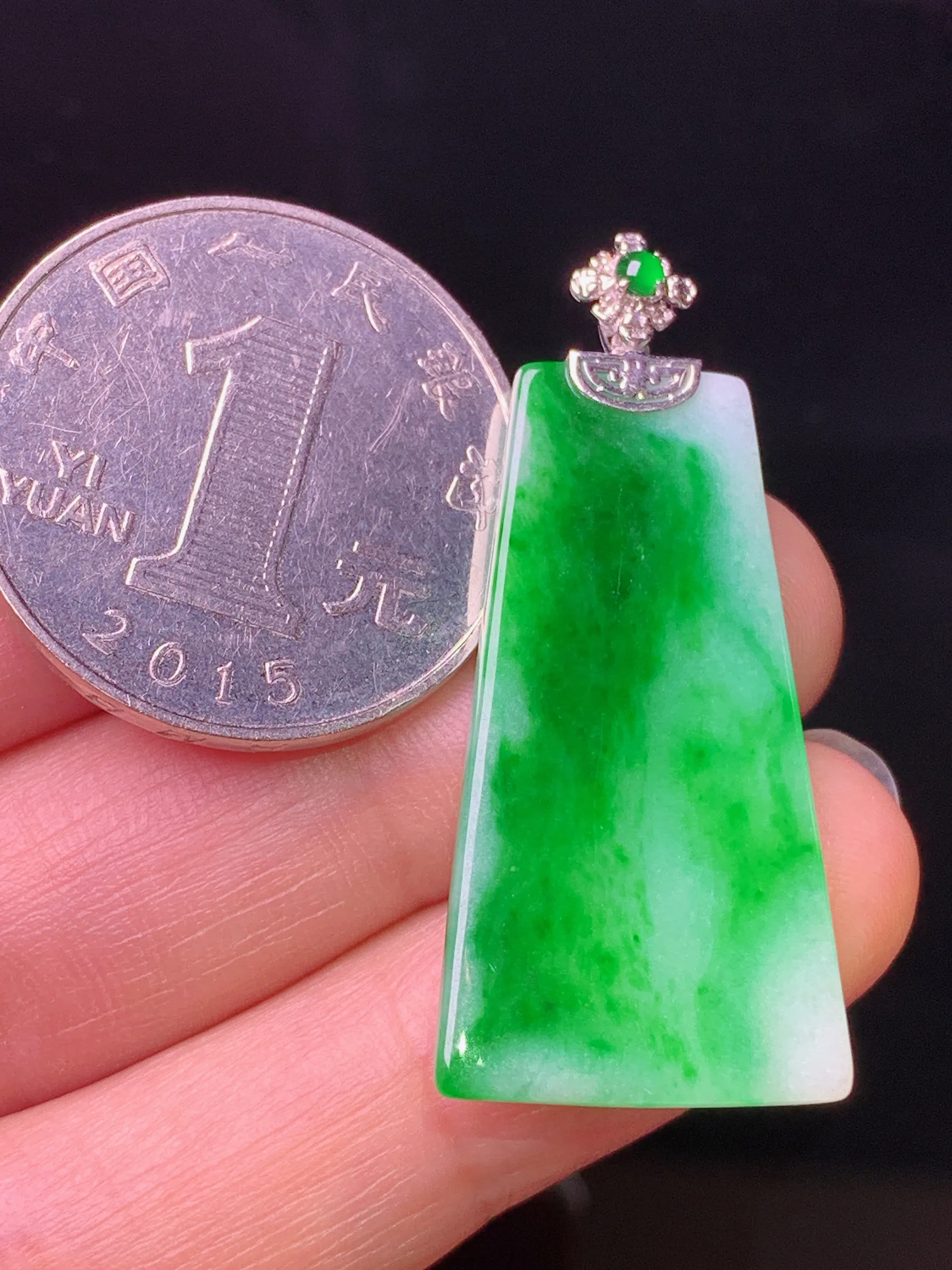 18k金钻镶嵌翠绿无事牌吊坠 玉质细腻 水润亮眼 色泽艳丽 整体尺寸32.5*17*2.6