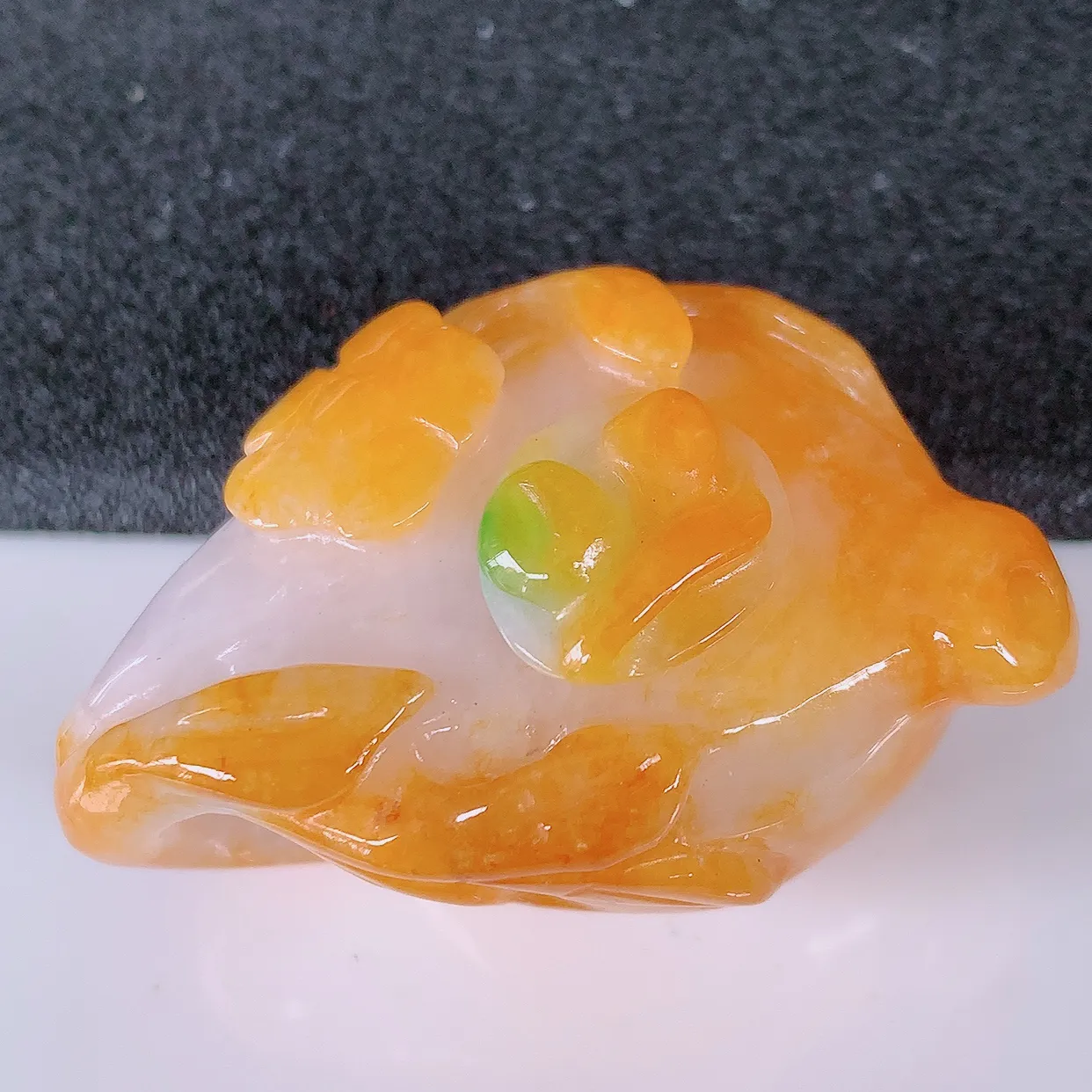 自然光实拍，冰润黄加绿翡翠茶壶，种老水足，雕工精湛 ，寓意美好，佩戴时尚出众！#26.13