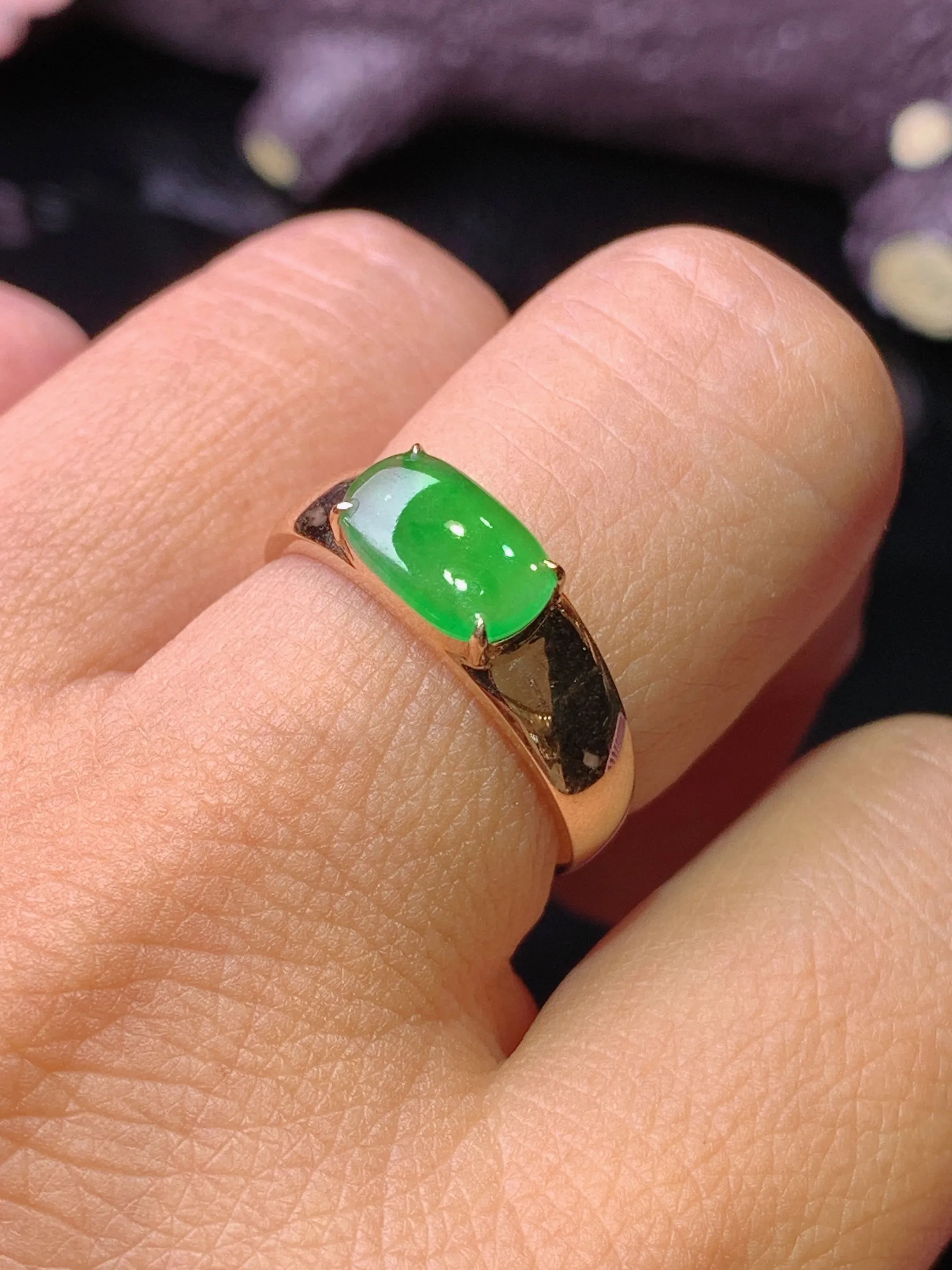 18k金钻镶嵌冰翠绿马鞍戒指 玉质细腻 水润亮眼 色泽艳丽 圈口13.5 裸石尺寸5.7*9.2*2