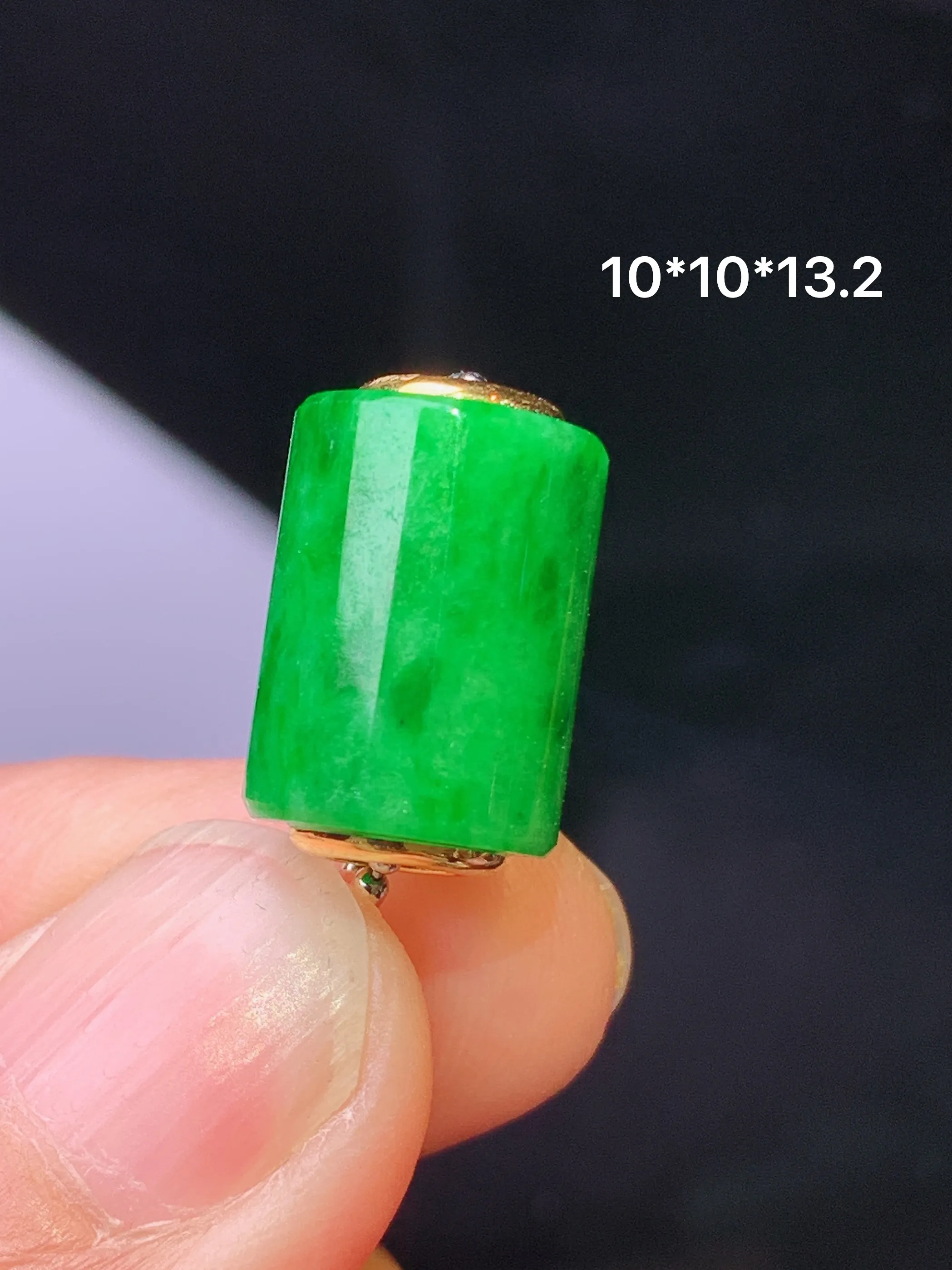 18k金镶嵌翠绿路路通吊坠 玉质细腻 水润亮眼 色泽艳丽 整体尺寸10*10*13.2