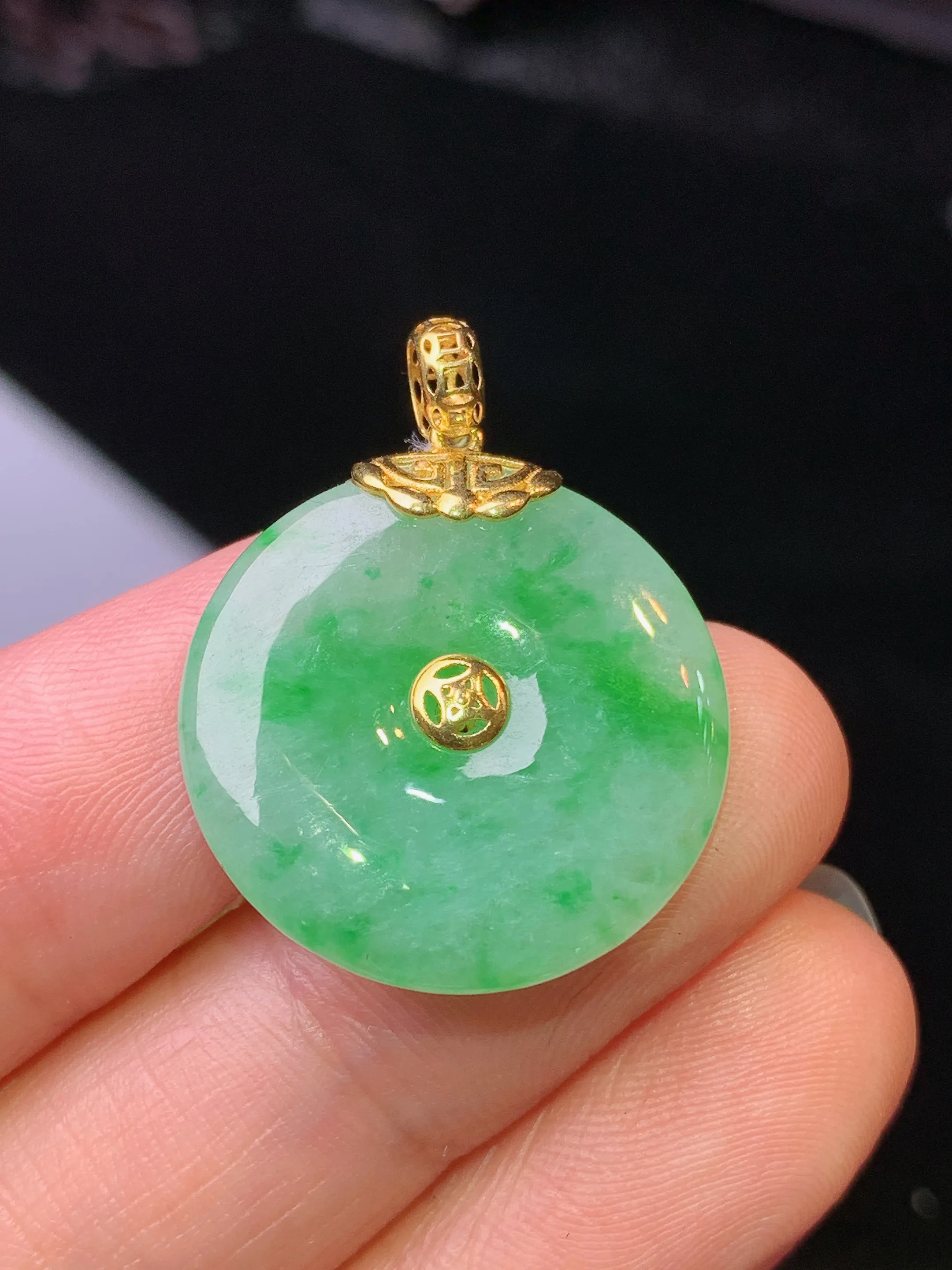 18k金镶嵌飘绿平安扣吊坠 玉质细腻 水润亮眼 色泽艳丽 整体尺寸26.8*21*4