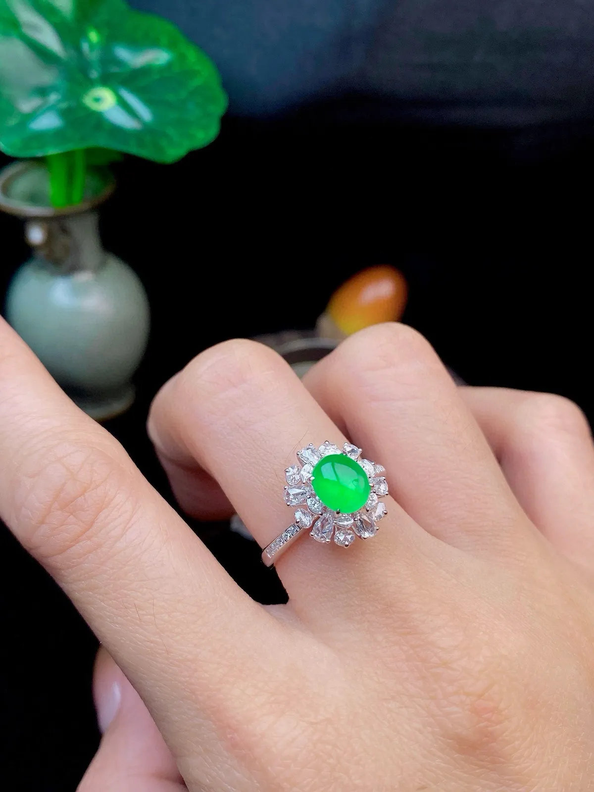 【冰种满绿蛋面戒指】种水色俱全，冰透闪亮，通透感饱满度很好，18k金钻镶嵌，裸石尺寸7*6.1*3毫米，圈口可改