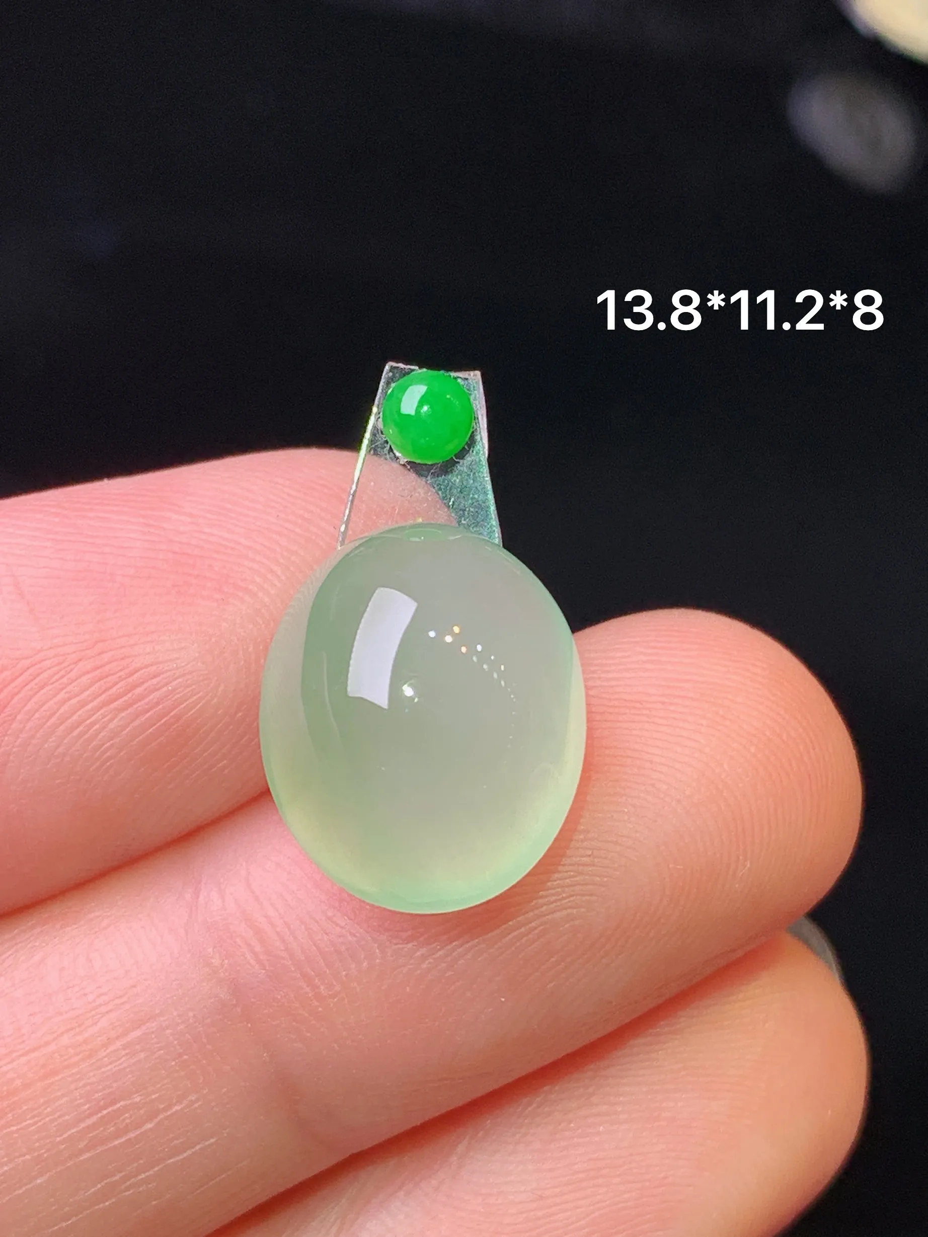 镶嵌款 浅绿蛋面吊坠 玉质细腻 水润亮眼 色泽艳丽 整体尺寸13.8*11.2*8