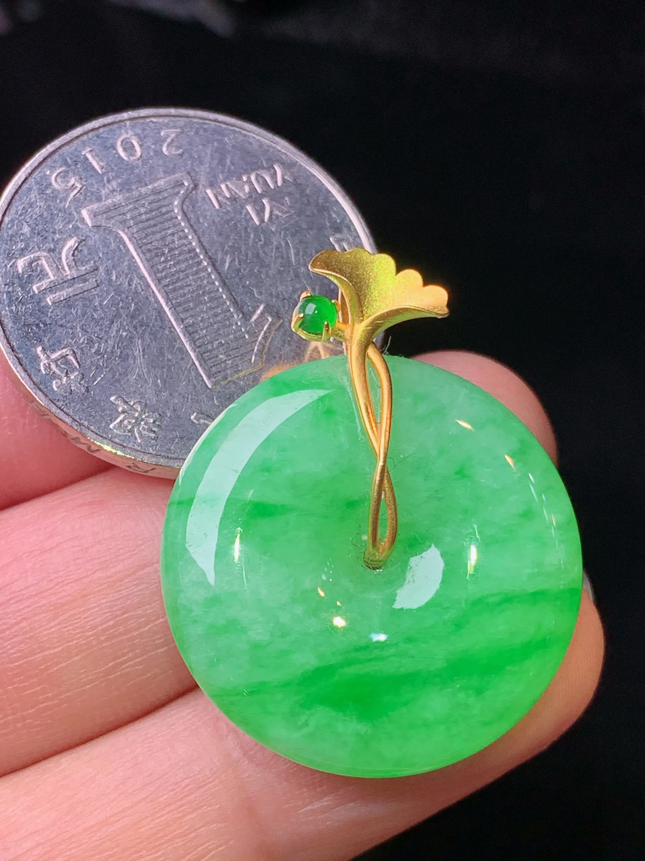 18k金镶嵌翠绿平安扣吊坠 玉质细腻 水润亮眼 色泽艳丽 整体尺寸30.5*24.5*5.6