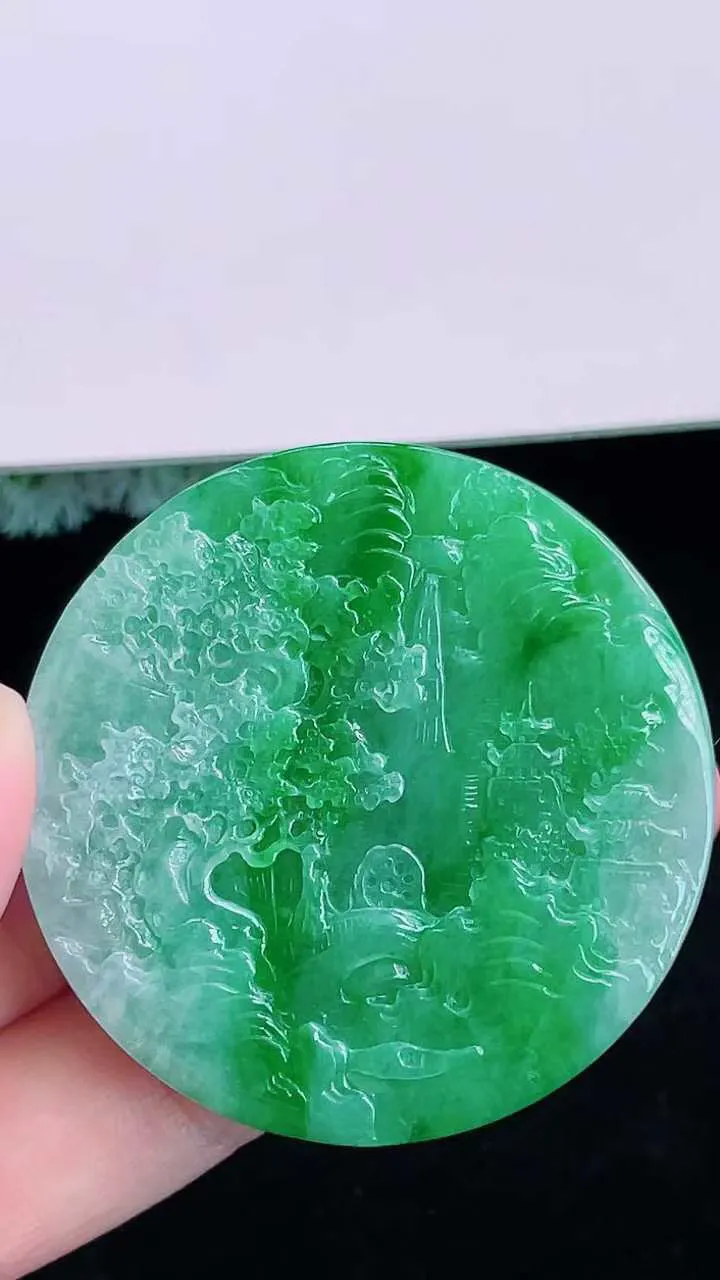 【翡翠名称】老坑种冰阳绿山水牌厚装挂件
【翡翠尺寸】直径厚度49.7/11.3mm
【翡翠描述】宝贝种老水足，玉质细腻，色泽靓丽，性价比高，佩戴效果好！
【其它赠送】权威证书/精美挂绳/盒子/支持全国复检(七天无理由退换货买家只须付来回邮费即可）