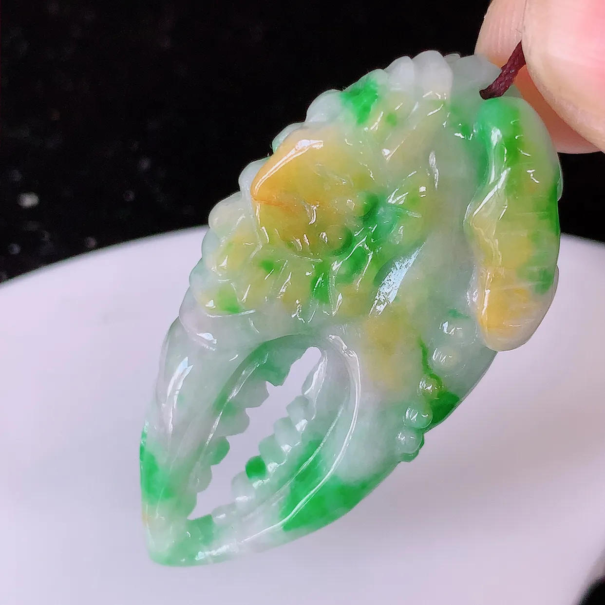 自然光实拍，冰润黄加绿翡翠八方来财吊坠，种老水足，雕工精湛 ，寓意美好，佩戴时尚出众！#60.13