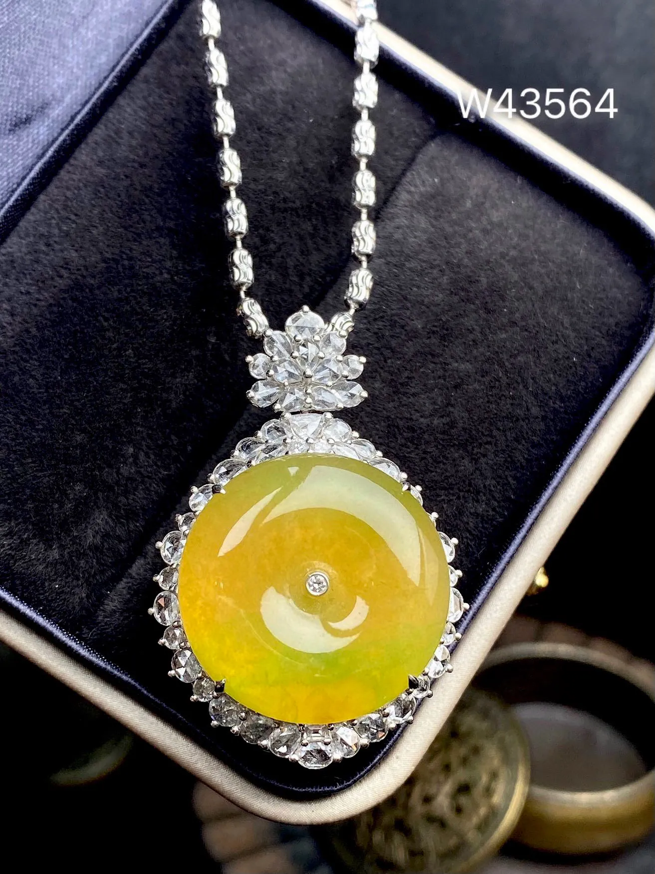 【冰种黄加绿平安扣吊坠】质地非常细腻，冰润十足，种老冰透，收藏品质，18k金钻镶嵌，裸石尺寸20.7