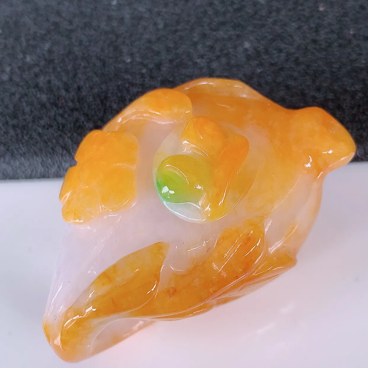 自然光实拍，冰润黄加绿翡翠茶壶，种老水足，雕工精湛 ，寓意美好，佩戴时尚出众！#26.13