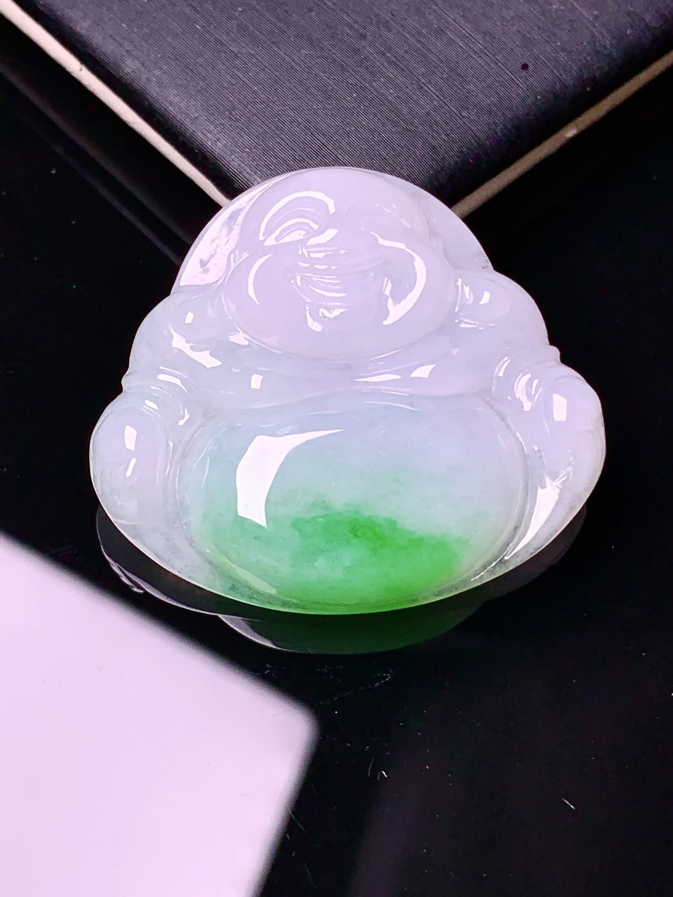 飘绿佛公吊坠 玉质细腻 水润亮眼 色泽艳丽 整体尺寸28.7*32.2*6