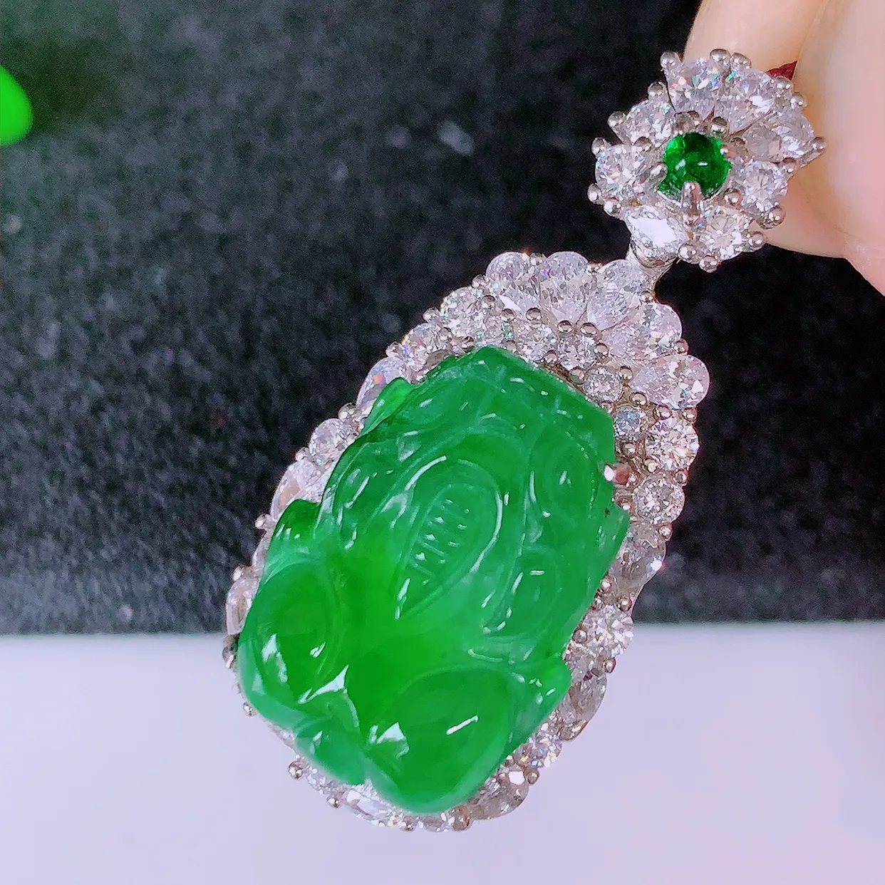 冰透满绿翡翠925银镶嵌貔貅吊坠，自然光实拍，翠色灵动，颜色漂亮，种老水足，品相佳，佩戴佳品！#98