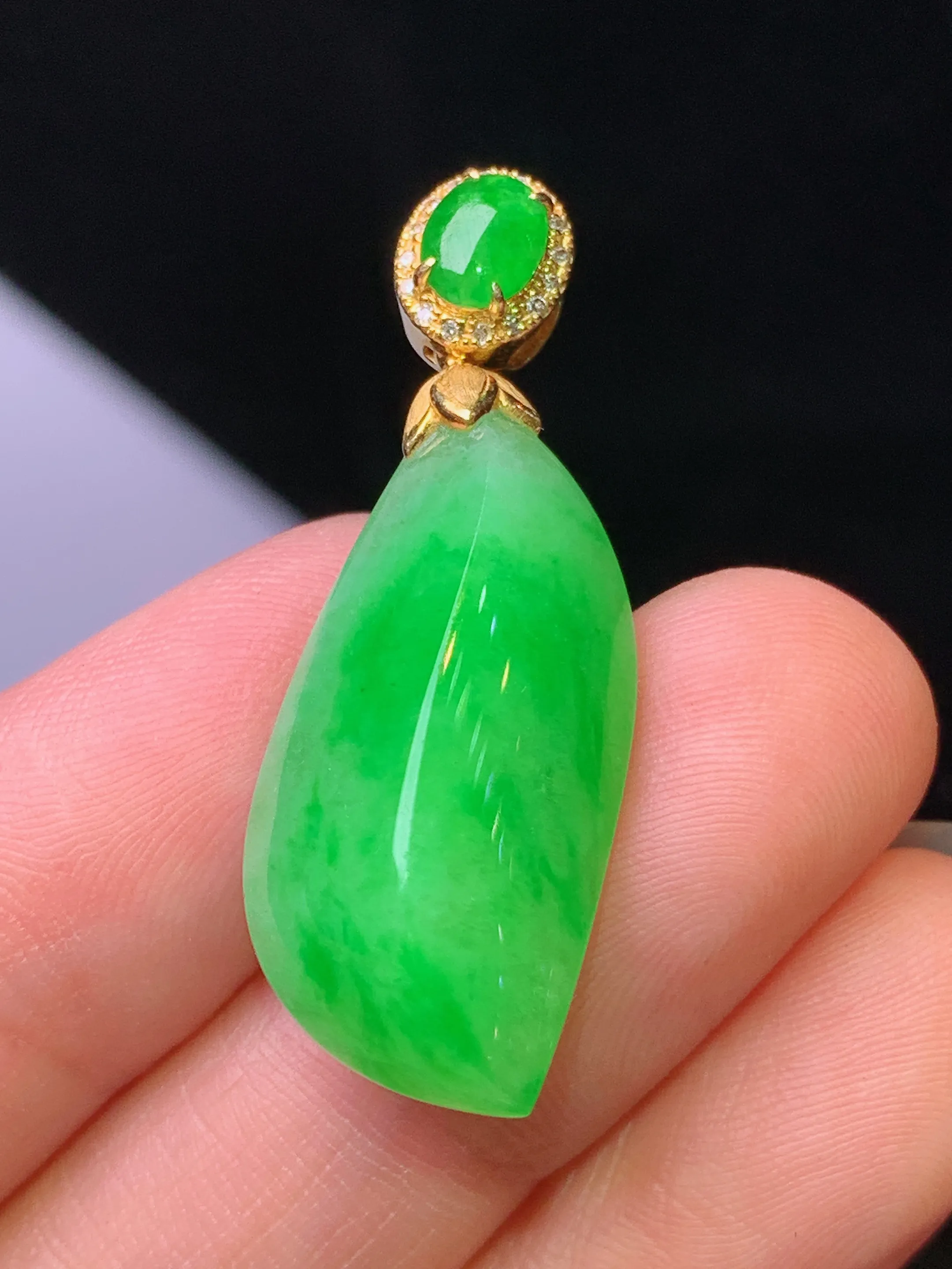 18k金钻镶嵌翠绿随形吊坠 玉质细腻 水润亮眼 色泽艳丽 整体尺寸35.2*13*8.8