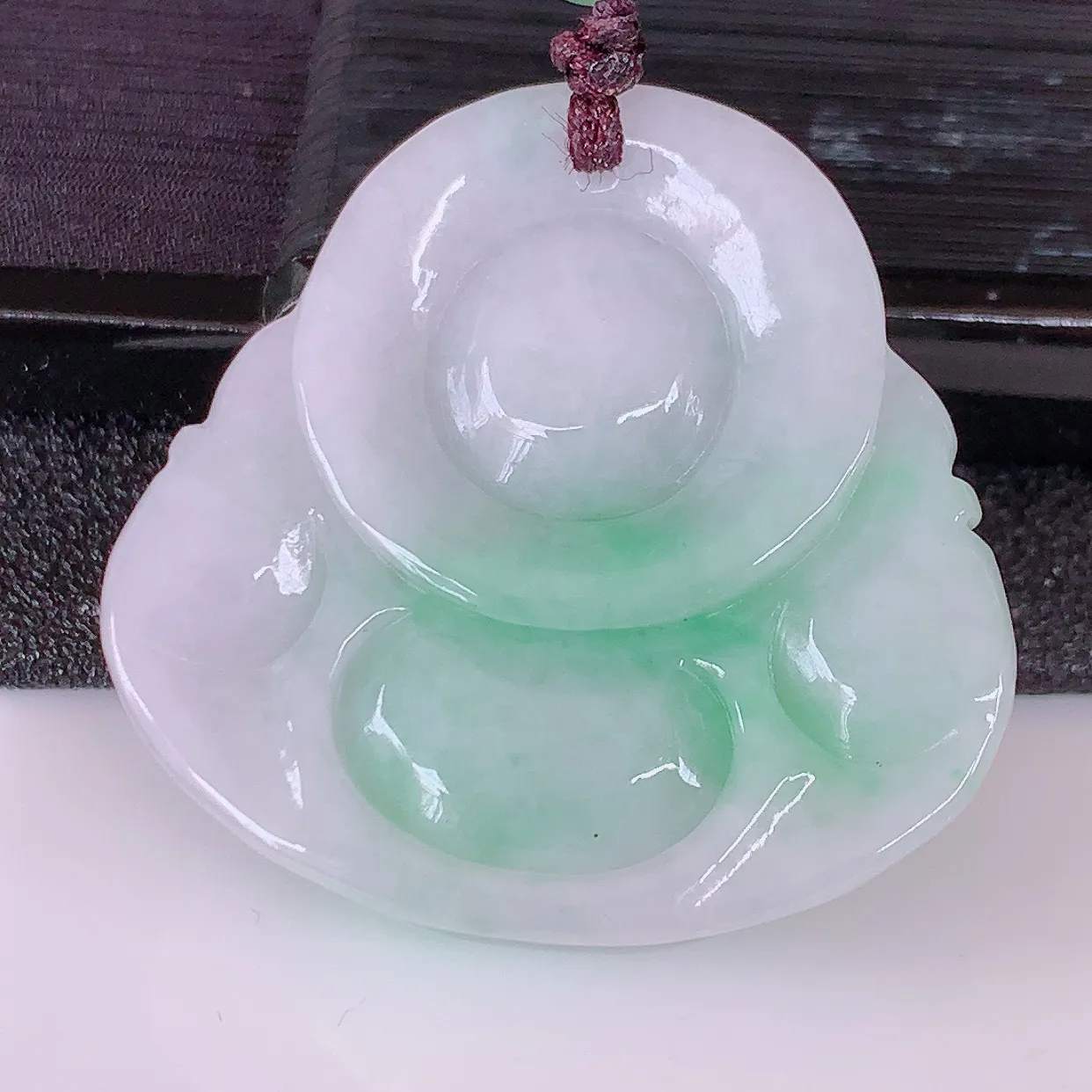 自然光实拍，大件厚装冰润飘绿翡翠佛公吊坠，开心笑佛，种老水足，颜色漂亮，立体饱满圆润，佩戴效果赞#46.13