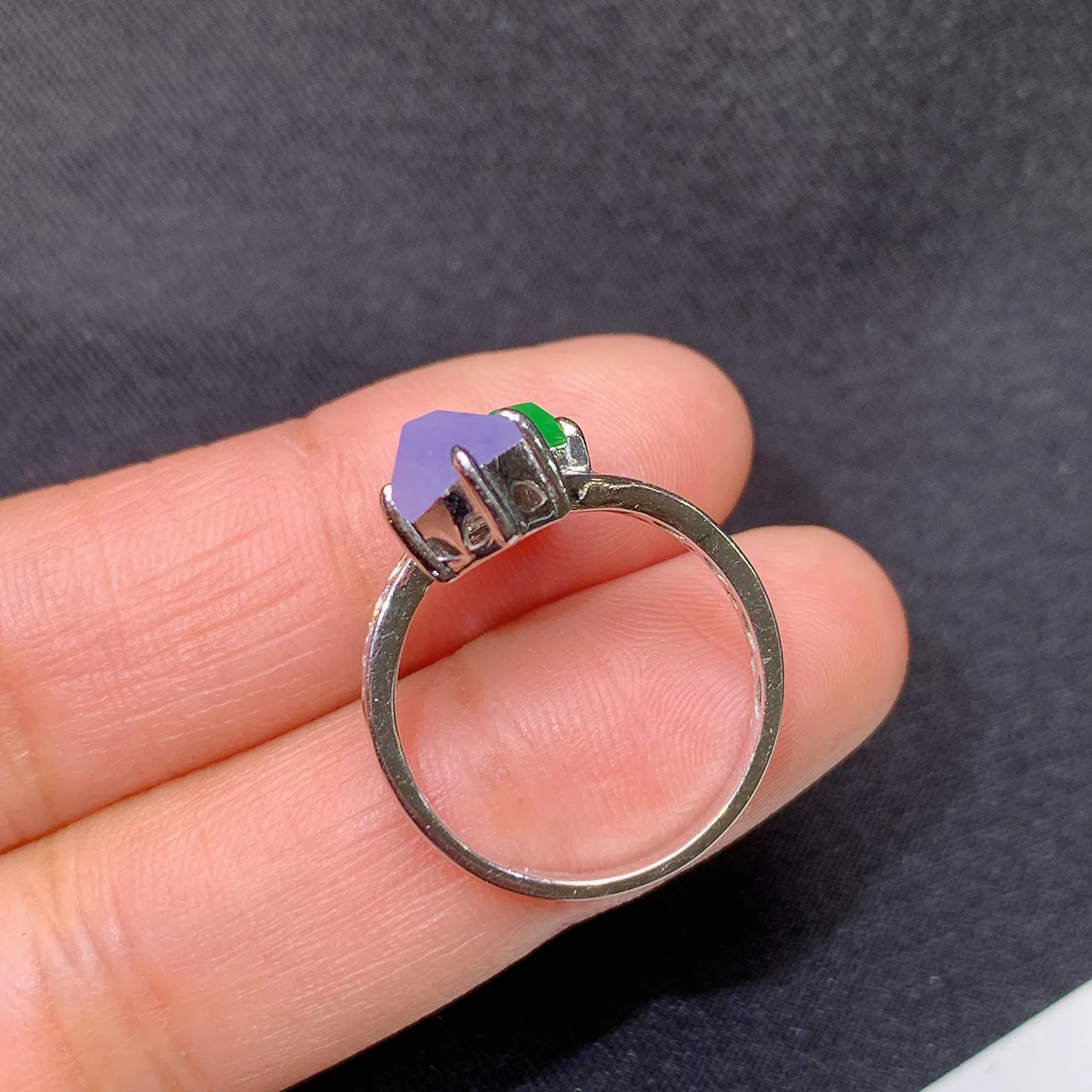 冰紫阳绿随形戒指，18k金镶嵌，款式新颖，冰润鲜艳，种水足 圈口14 裸石6.6*5.2*3.3