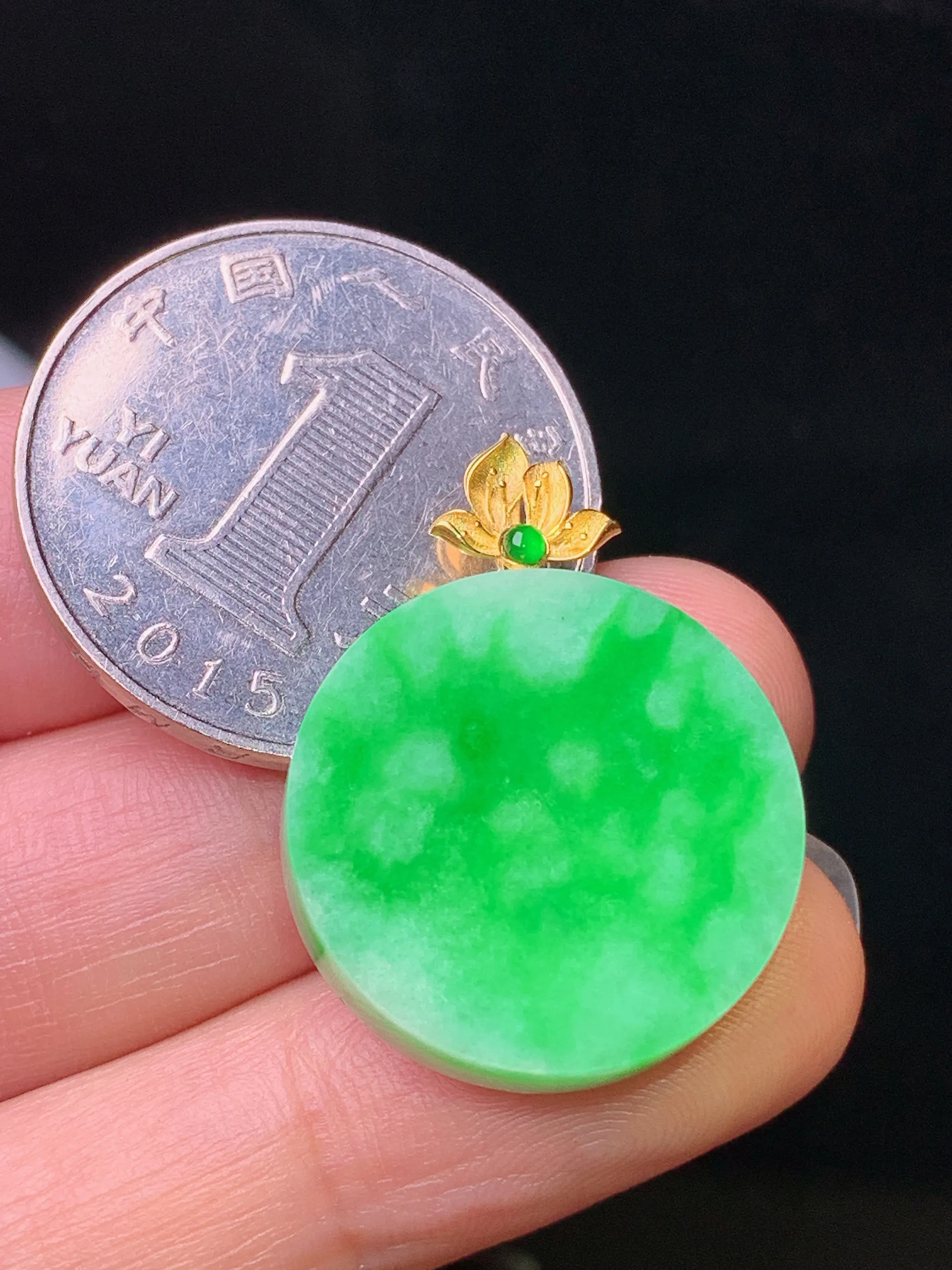 18k金镶嵌翠绿圆牌吊坠 玉质细腻 水润亮眼 色泽艳丽 整体尺寸27*20.5*4.2