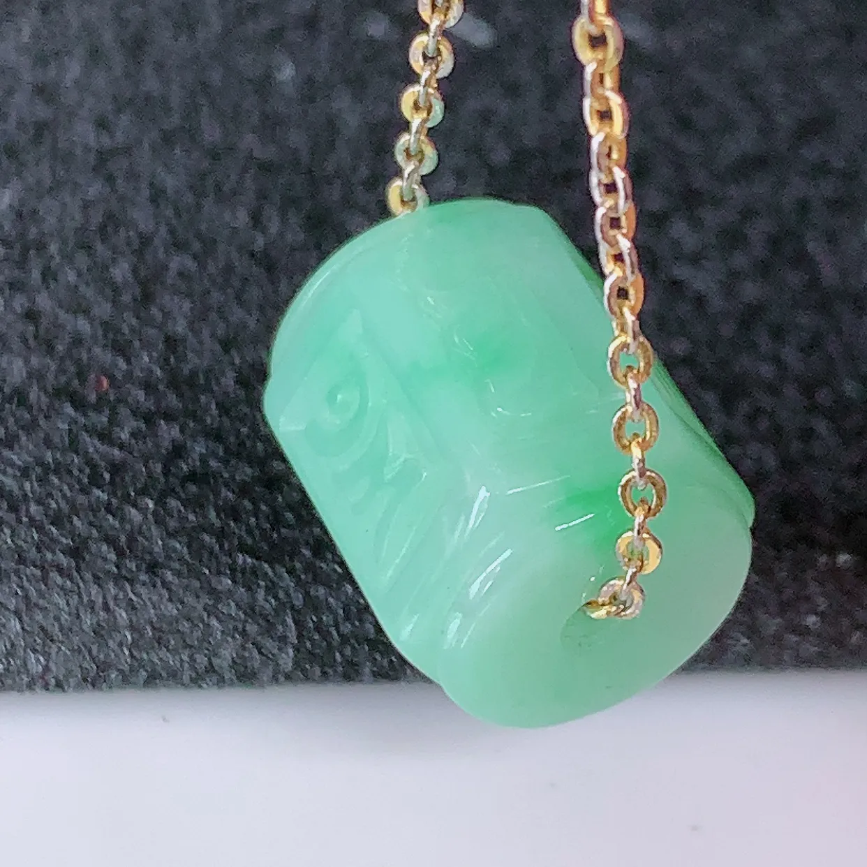 自然光实拍，冰润飘绿翡翠路路通吊坠，寓意好运连连，路路畅通，经典款式，财运滚滚，路路通，佩戴效果更好！配银链子#57.13