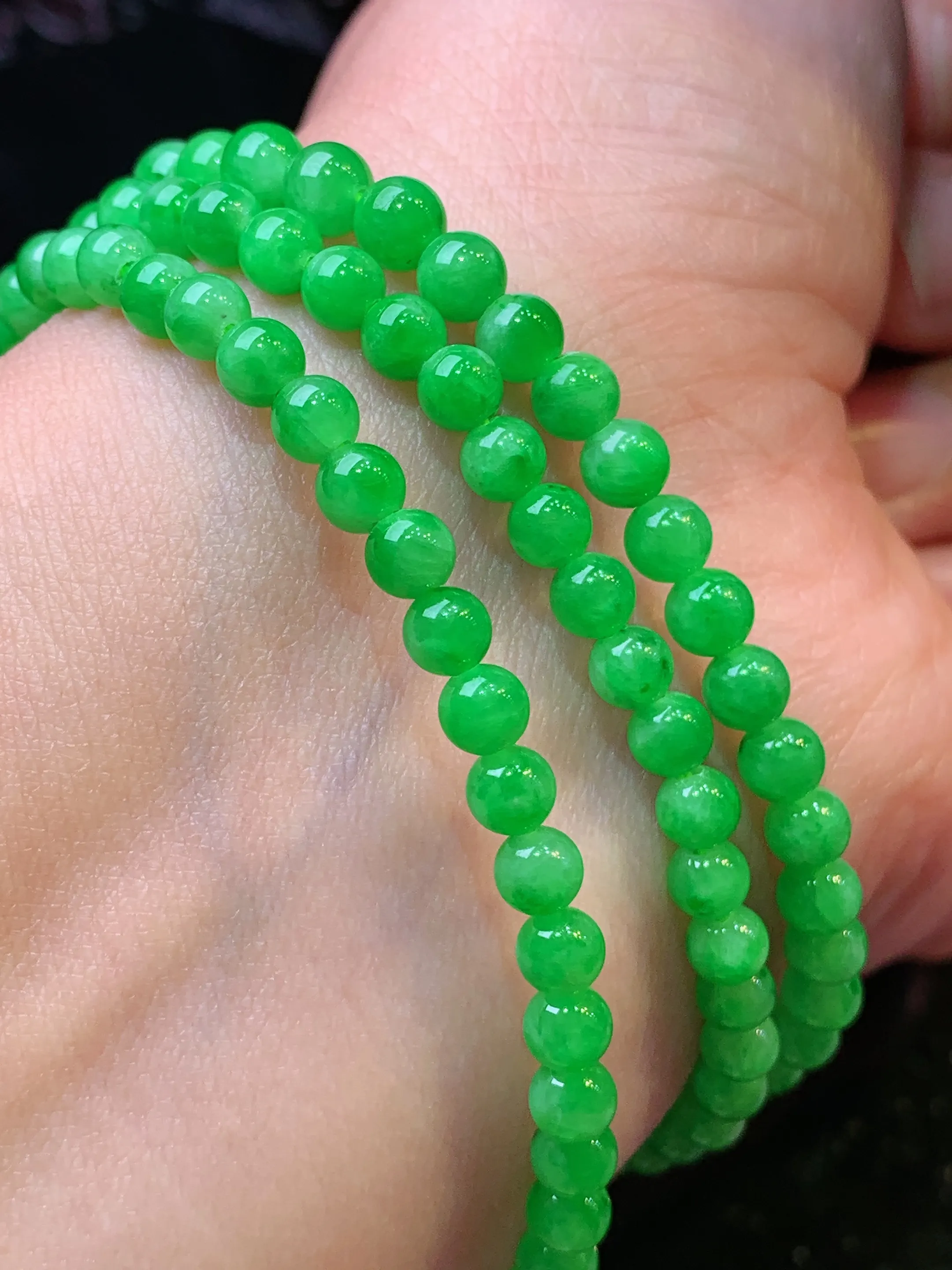 满绿圆珠项链 玉质细腻 水润亮眼 色泽艳丽 整体尺寸4.3