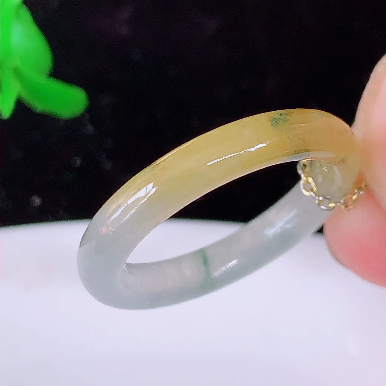 自然光实拍，17.mm内径冰种黄加绿翡翠指环，玉戒指，玉质莹润，好精美好冰润的指环，14圈口，上手纤