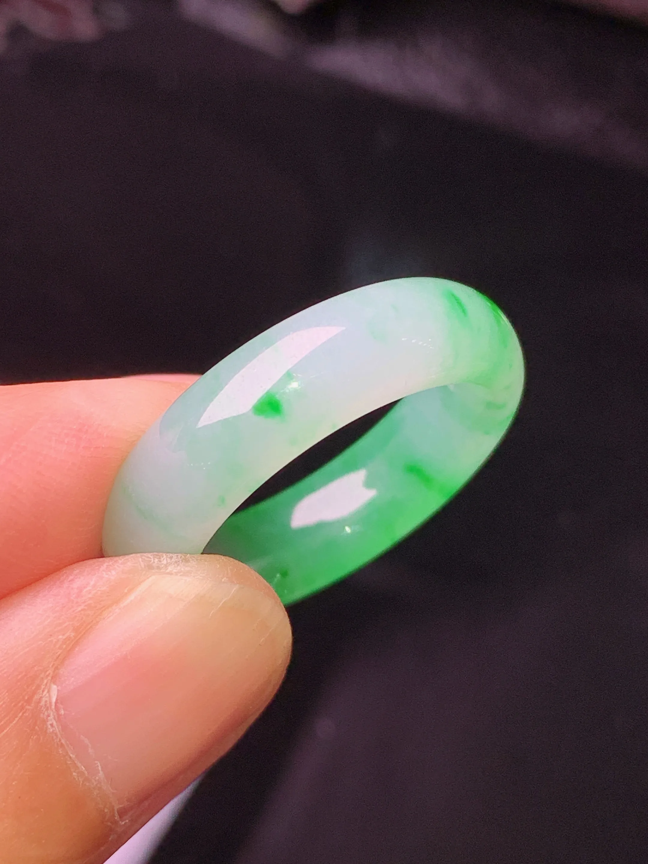 飘绿指环 玉质细腻 水润亮眼 色泽艳丽 圈口14 整体尺寸24.5*5.8*3.6