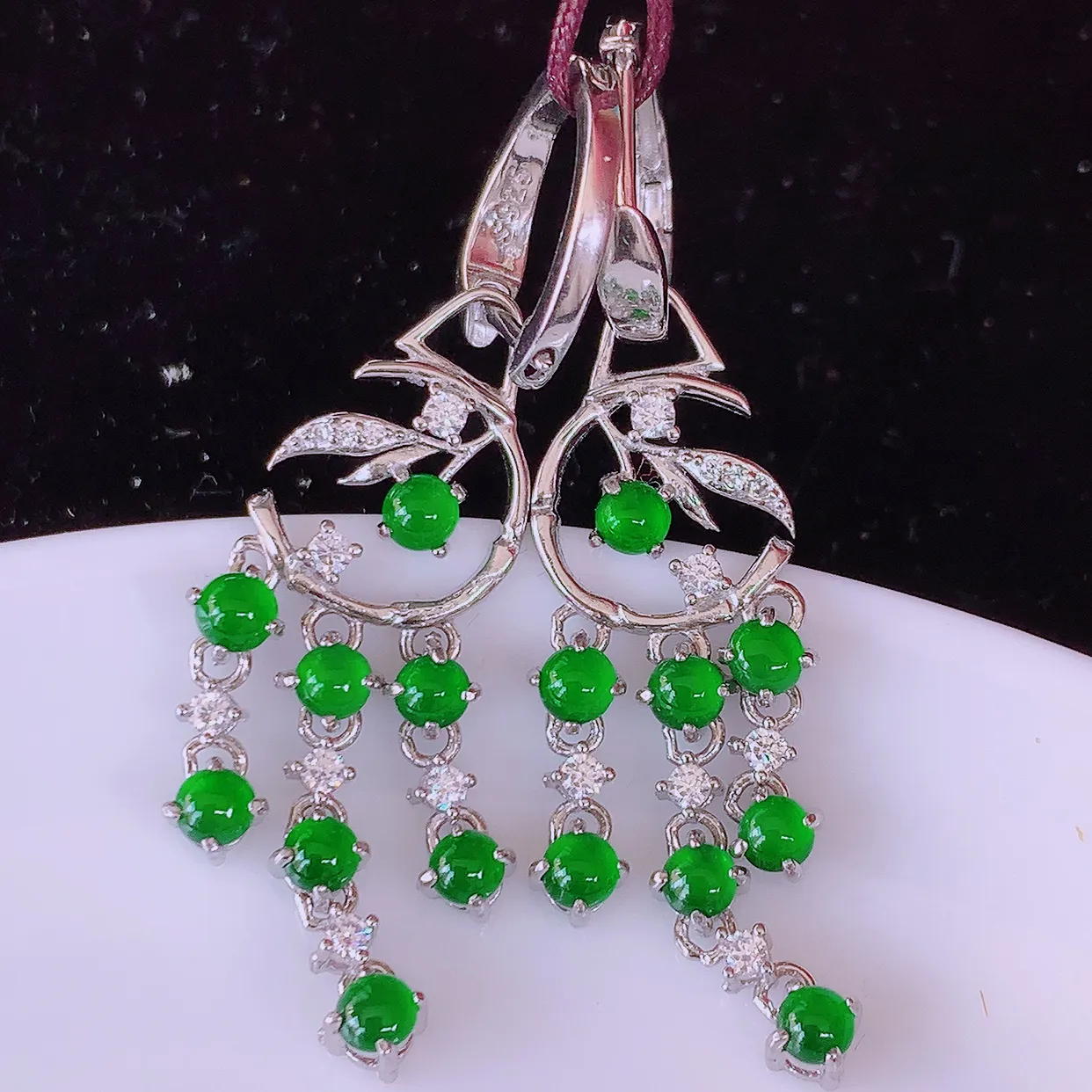 冰透满绿翡翠925银镶嵌耳坠，自然光实拍，翠色灵动，颜色漂亮，种老水足，品相佳，佩戴佳品！#98.13整体45.5*10.5-3.6裸石3*3