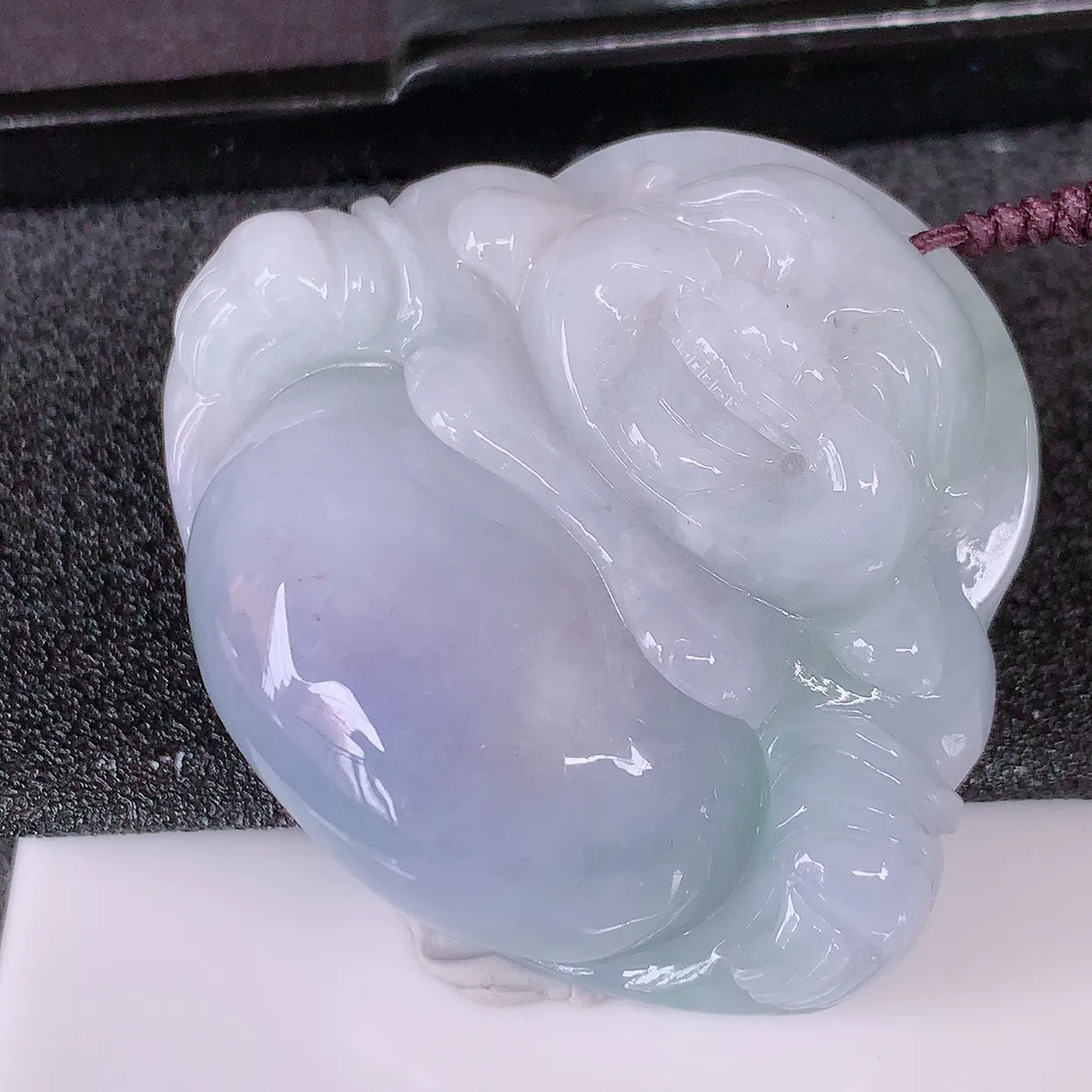 自然光实拍，大件厚装冰润紫罗兰翡翠佛公吊坠，开心笑佛，种老水足，颜色漂亮，立体饱满圆润，佩戴效果赞#41.13