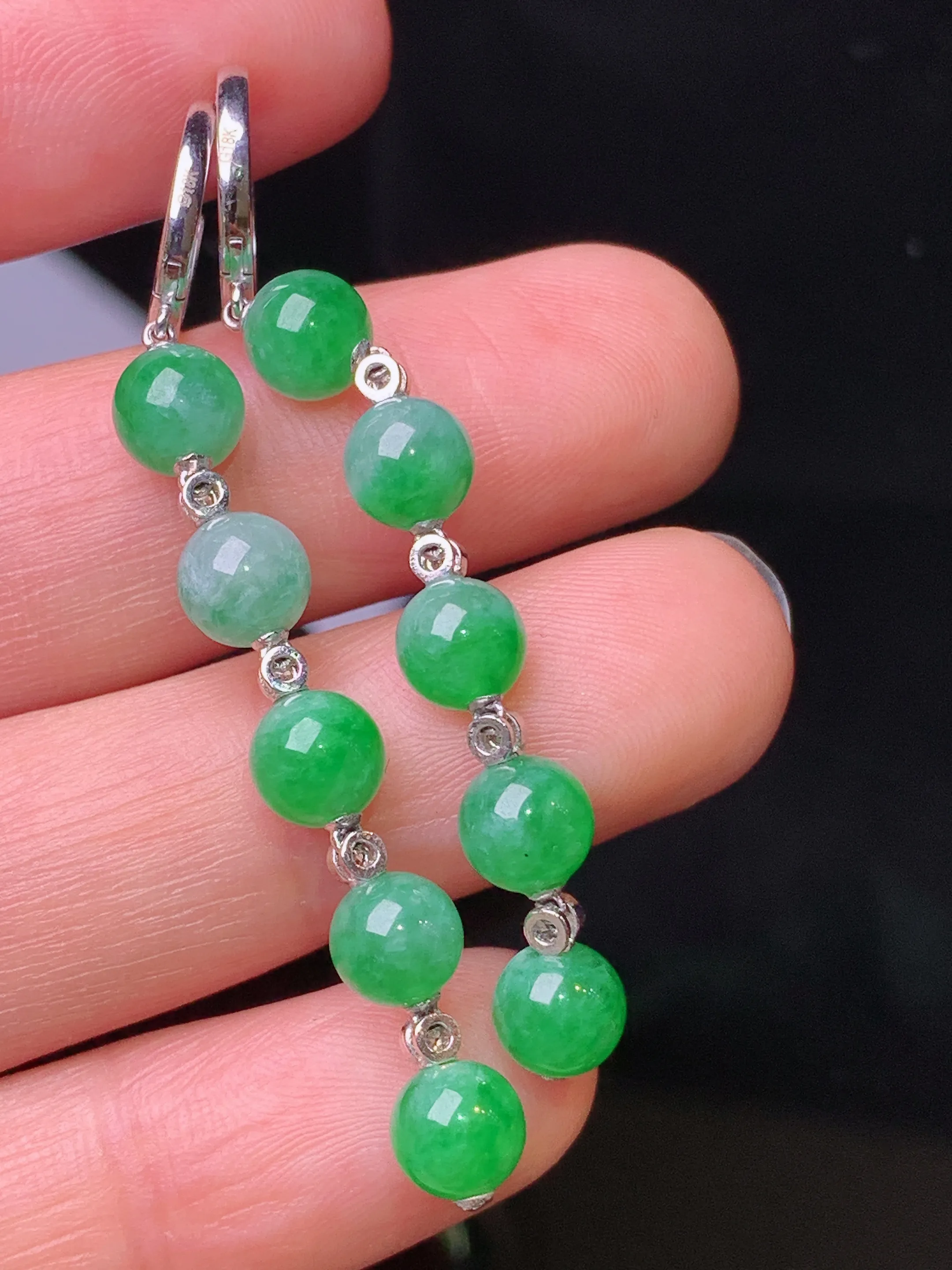 18k金镶嵌翠绿圆珠耳坠 玉质细腻 水润亮眼 色泽艳丽 整体尺寸52*5.6