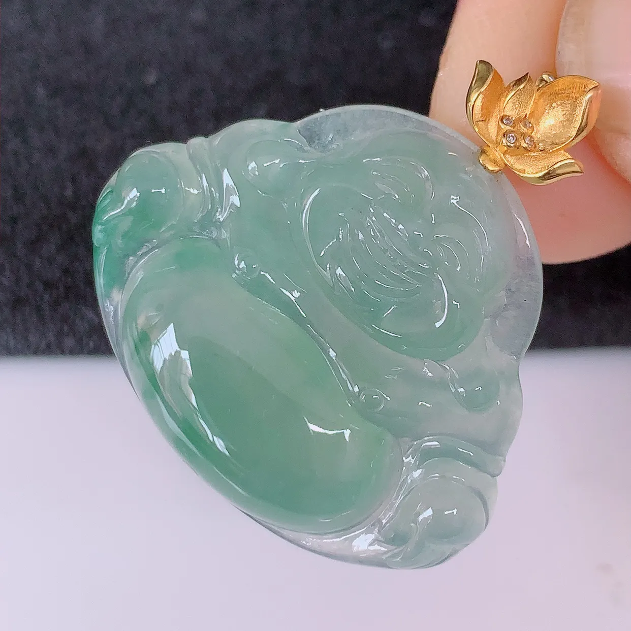 自然光实拍，18K金镶嵌冰种飘花翡翠佛公吊坠，款式新颖，佩戴效果时尚出众，尽显气质，玉质细腻，美感十足。#1.13整体30裸石28-23.5-5.8mm