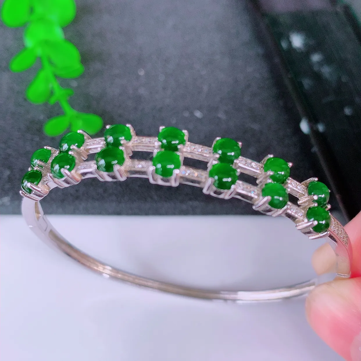 冰透满绿翡翠925银镶嵌手镯，自然光实拍，翠色灵动，颜色漂亮，种老水足，品相佳，佩戴佳品！#98.13整体56.5*51*8.5*4.5裸石3.8*3.8