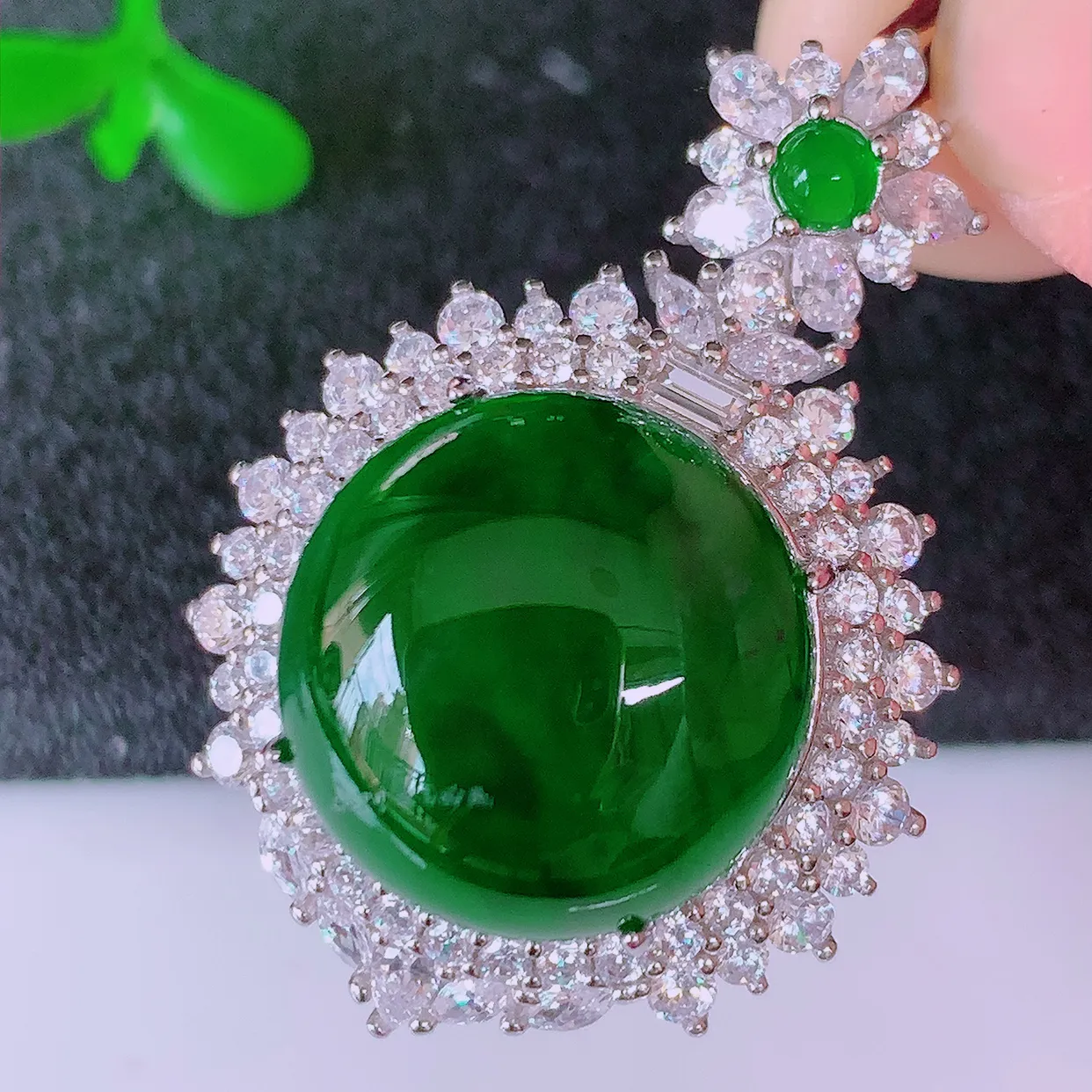 大颗冰透满绿翡翠蛋面925银镶嵌吊坠，自然光实拍，翠色灵动，颜色漂亮，种老水足，品相佳，佩戴佳品！#98.13整体33*22.8*12裸石15-15